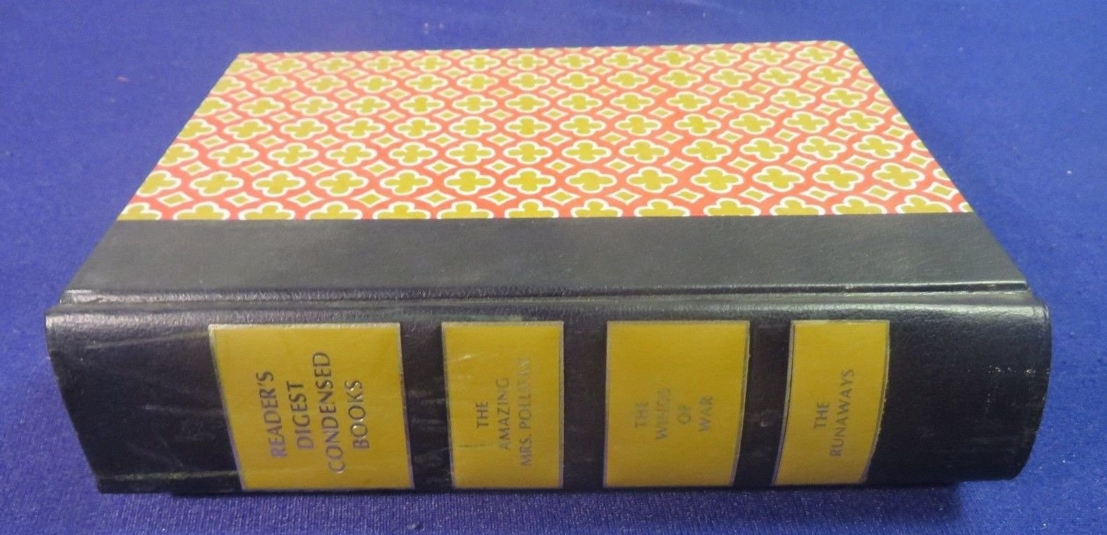 Weisse Dämmerung./ Ein Mädchen auf dem Meeresgrund./ Lorbeer für die Besiegten./ Mrs. Pollifax kommt wie gerufen. Books