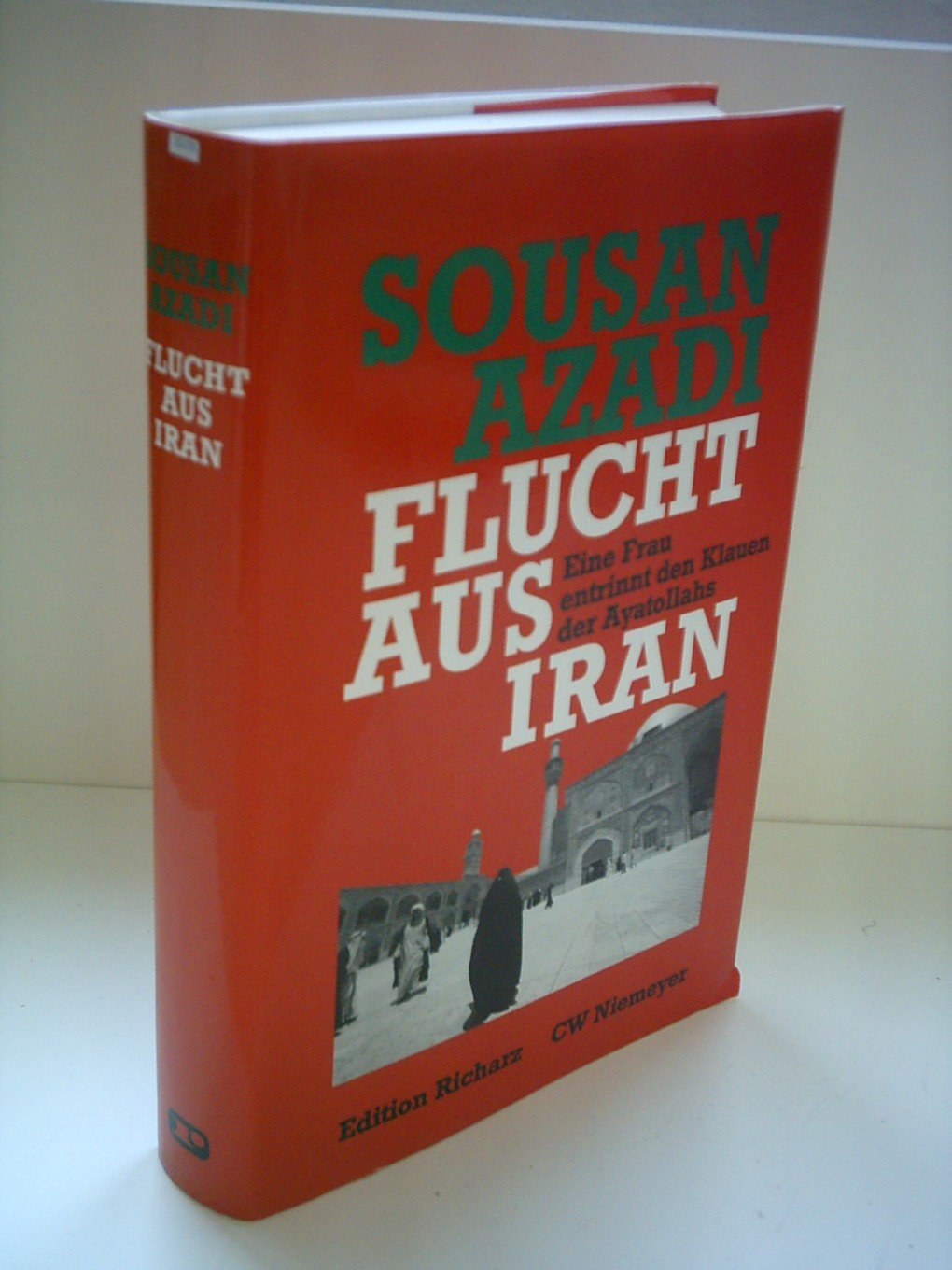 Flucht aus Iran: Eine Frau entrinnt den Klauen der Ayatollahs (Edition Richarz im Verlag C W Niemeyer. Grossdruckreihe / Bücher in grosser Schrift) Social Sciences