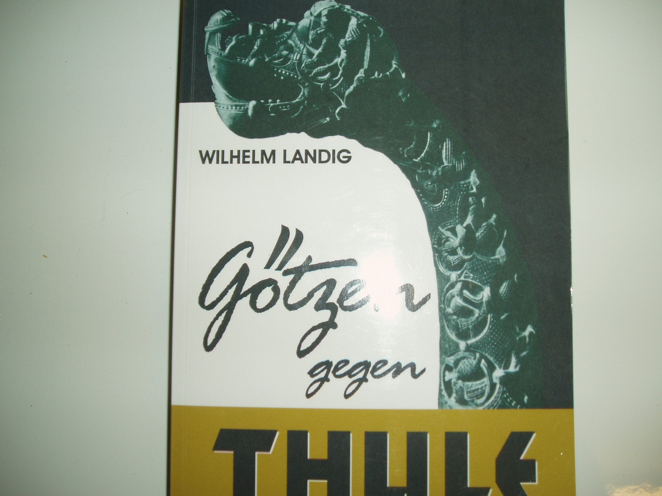 Götzen gegen Thule. Ein Roman voller Wirklichkeiten. Books