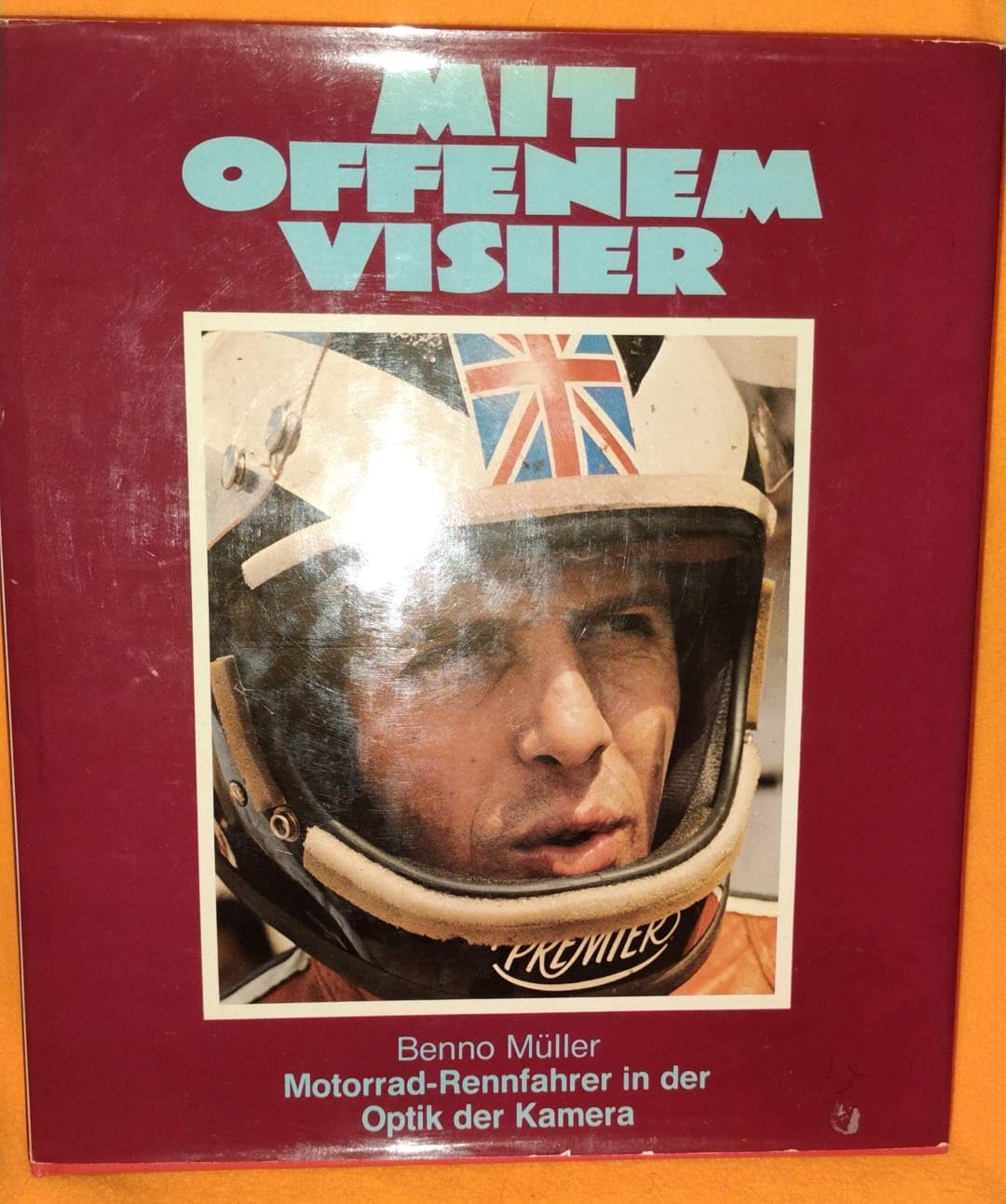 Mit offenem Visier: Motorrad- Rennfahrer in der Optik der Kamera Business & Technology