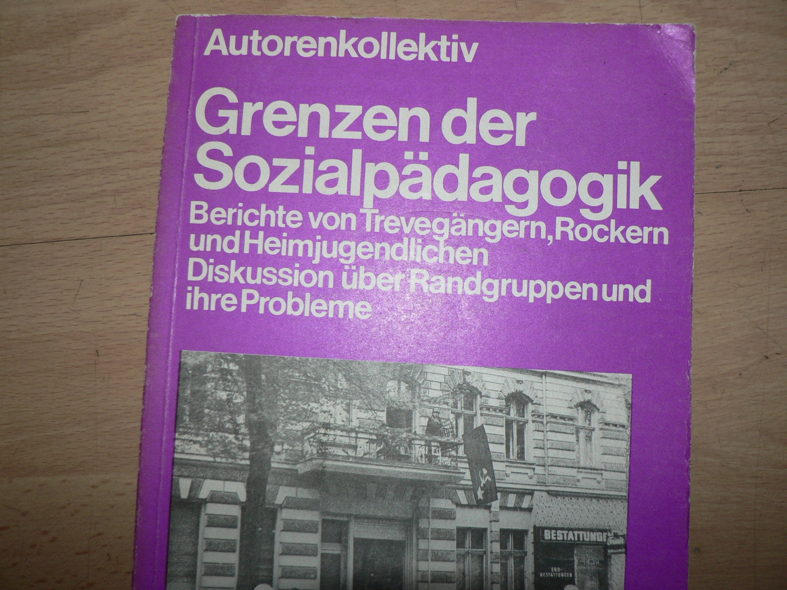 Grenzen der Sozialpädagogik. Berichte von Trevegängern, Rockern und Heimjugendlichen. Diskussion über Randgruppen und ihre Probleme Social Sciences