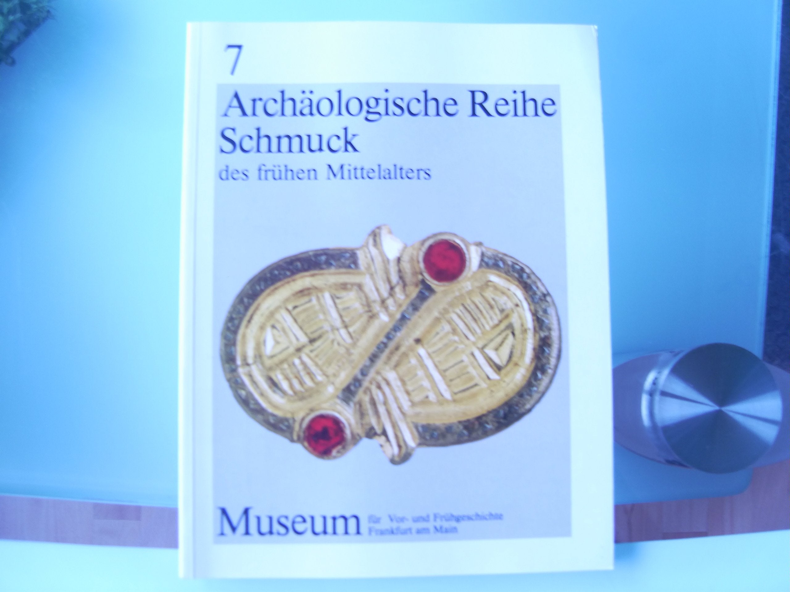 Schmuck des frühen Mittelalters im Frankfurter Museum für Vor- und Frühgeschichte (Archäologische Reihe) Politics & History