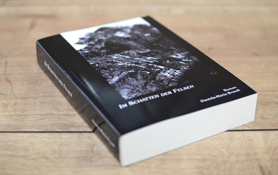 Im Schatten der Felsen-die Geschichte von Claire, Alain und der alten Dame.... Poetry