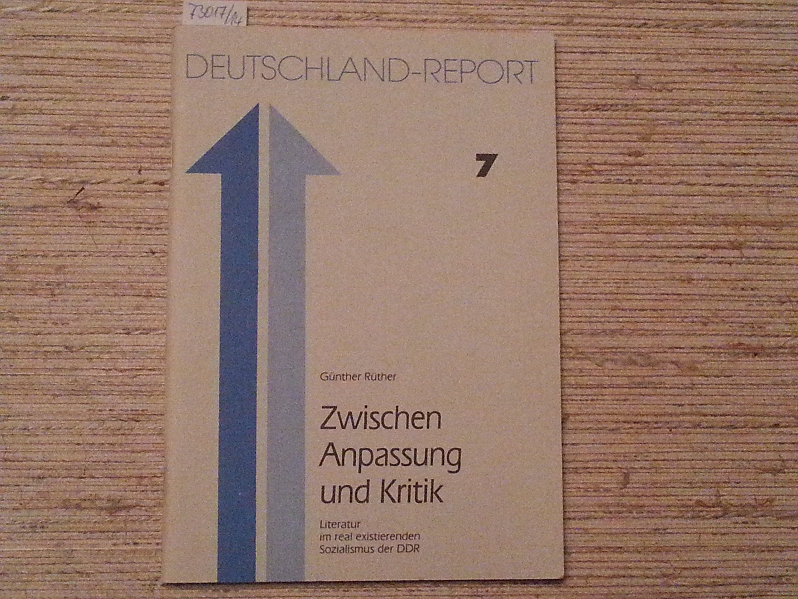 Zwischen Anpassung und Kritik. Literatur im real existierenden Sozialismus der DDR Books