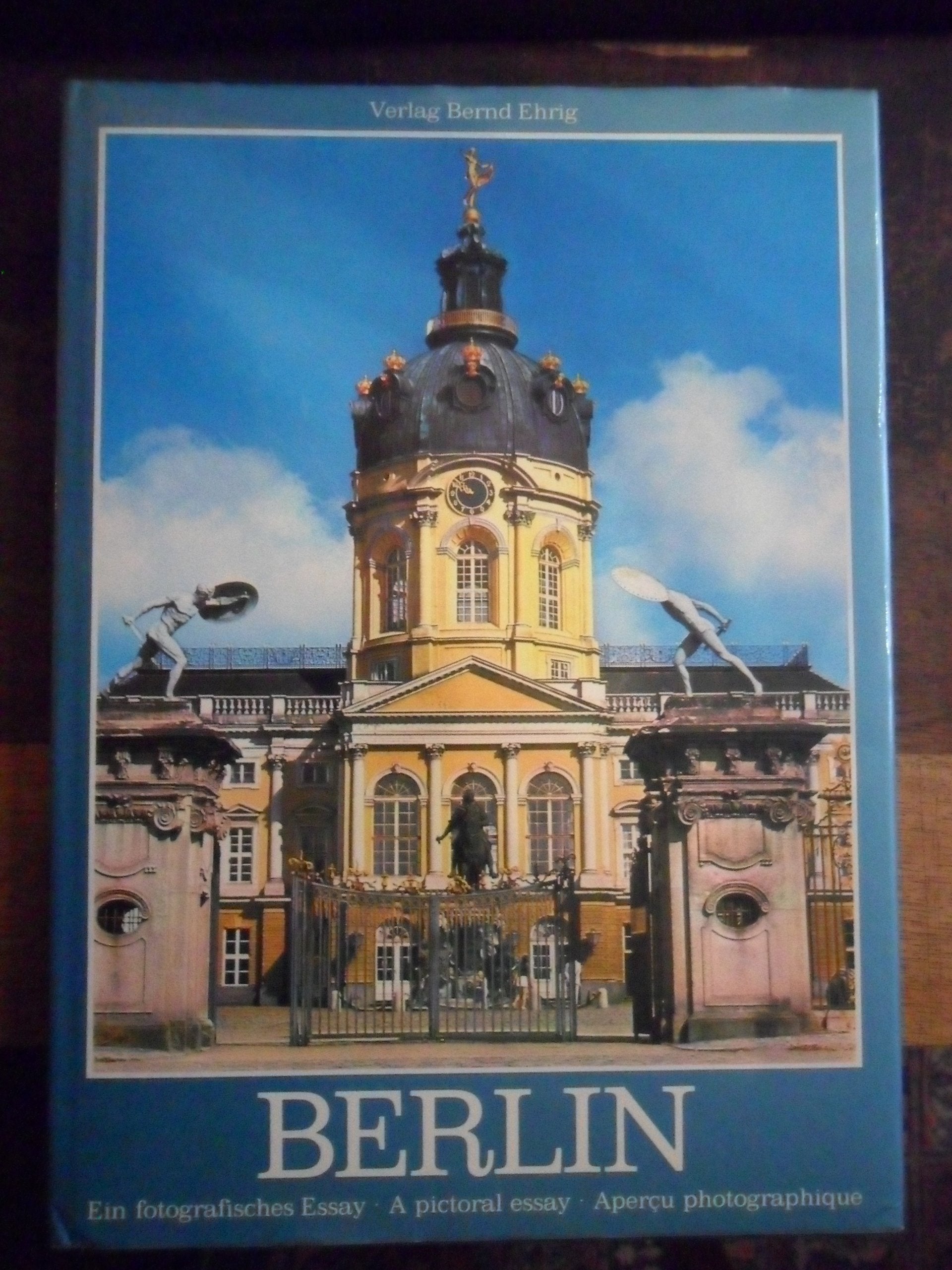 Berlin: Ein fotografisches Essay /A pictoral essay /Aperçu photographique Architecture