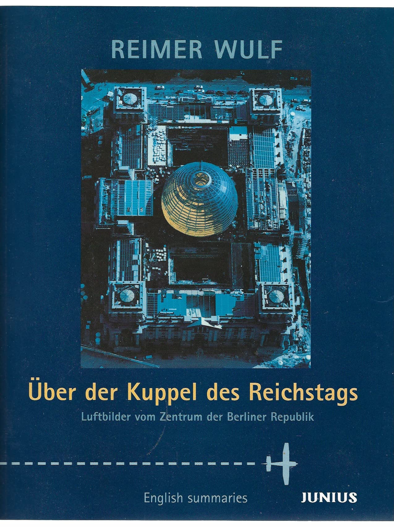 Über der Kuppel des Reichstags: Luftbilder vom Zentrum der Berliner Republik: Luftbilder vom Zentrum der Berliner Republik. Bildunterschr. auch in engl. Sprache Architecture
