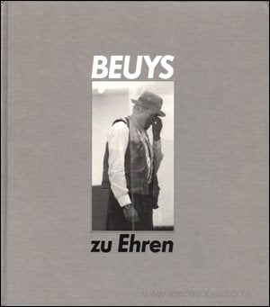 Beuys zu Ehren. Zeichn., Skulpturen, Objekte, Vitrinen u.d. Environment "Zeige deine Wunde" von Joseph Beuys ; Gemälde, Skulpturen, Zeichn., Aquarelle, Environments u. Video-Installationen von 70 Künstlern ; . Books