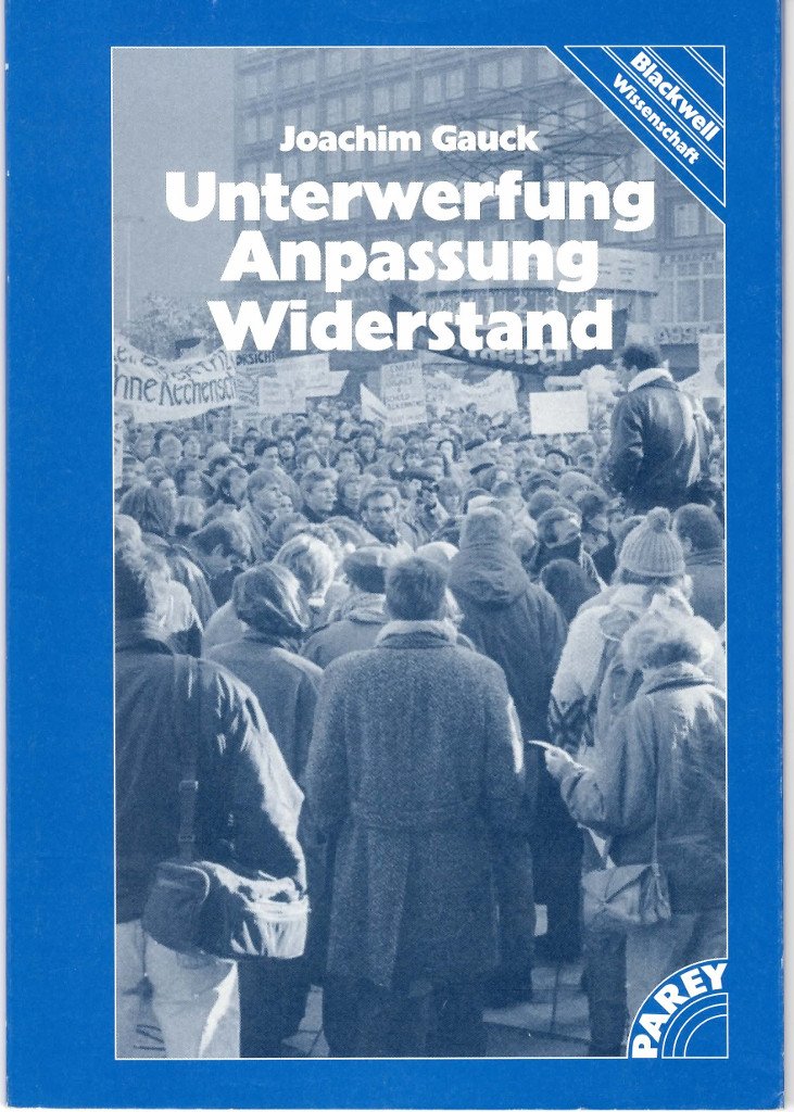 Unterwerfung Anpassung Widerstand : Anmerkungen zum Leben unter totalitärer Herrschaft. Books