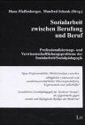 Sozialarbeit zwischen Berufung und Beruf. Probleme der Professionalisierung und Verwissenschaftlichung der Sozialarbeit /Sozialpädagogik Social Sciences