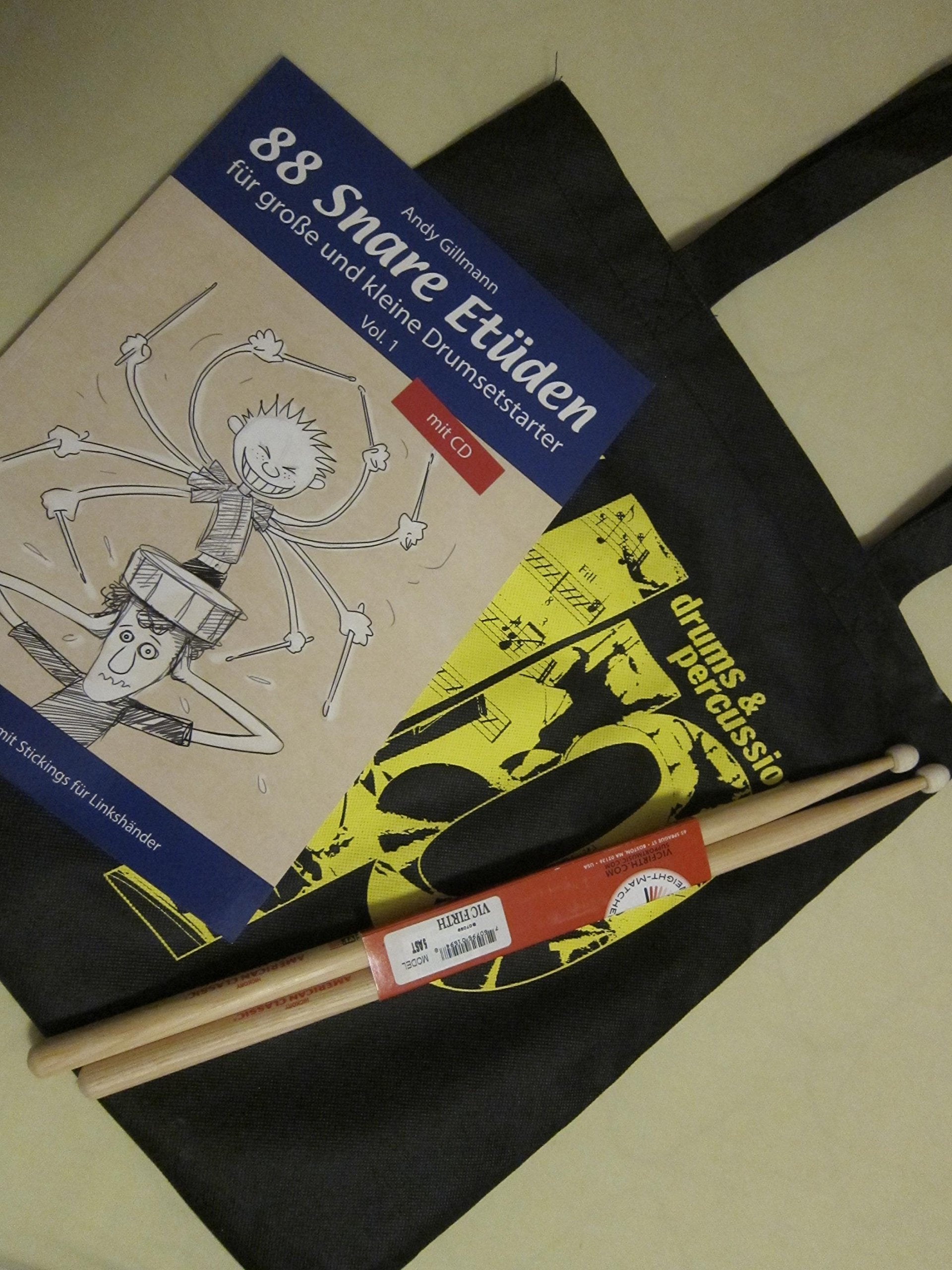 88 Snare Etüden für große und kleine Drumsetstarter: Vol. 1 mit CD. Alle Etüden auch mit Stickings für Linkshänder Arts & Music