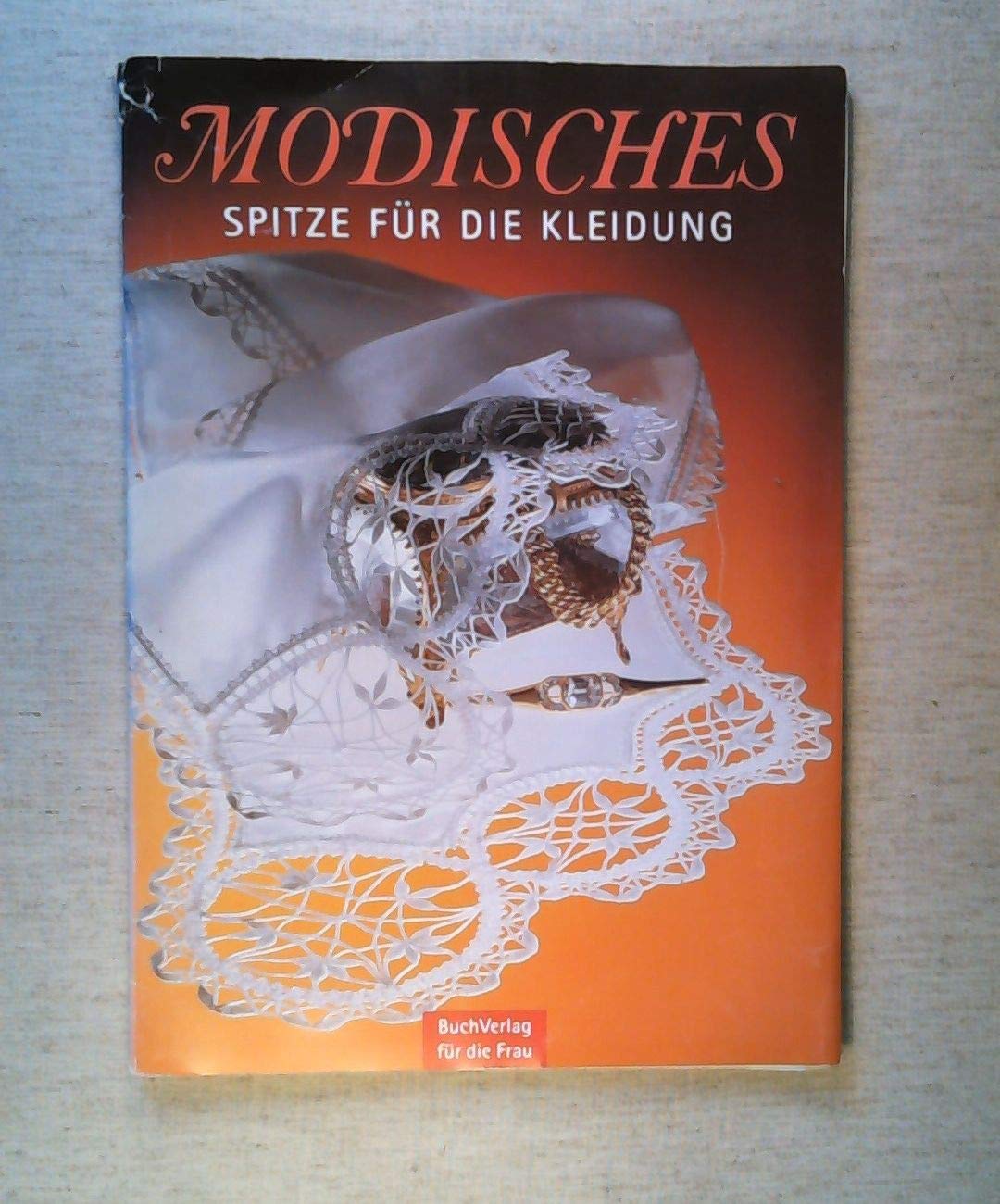 Modisches: Spitze für die Kleidung. Film, Art & Culture