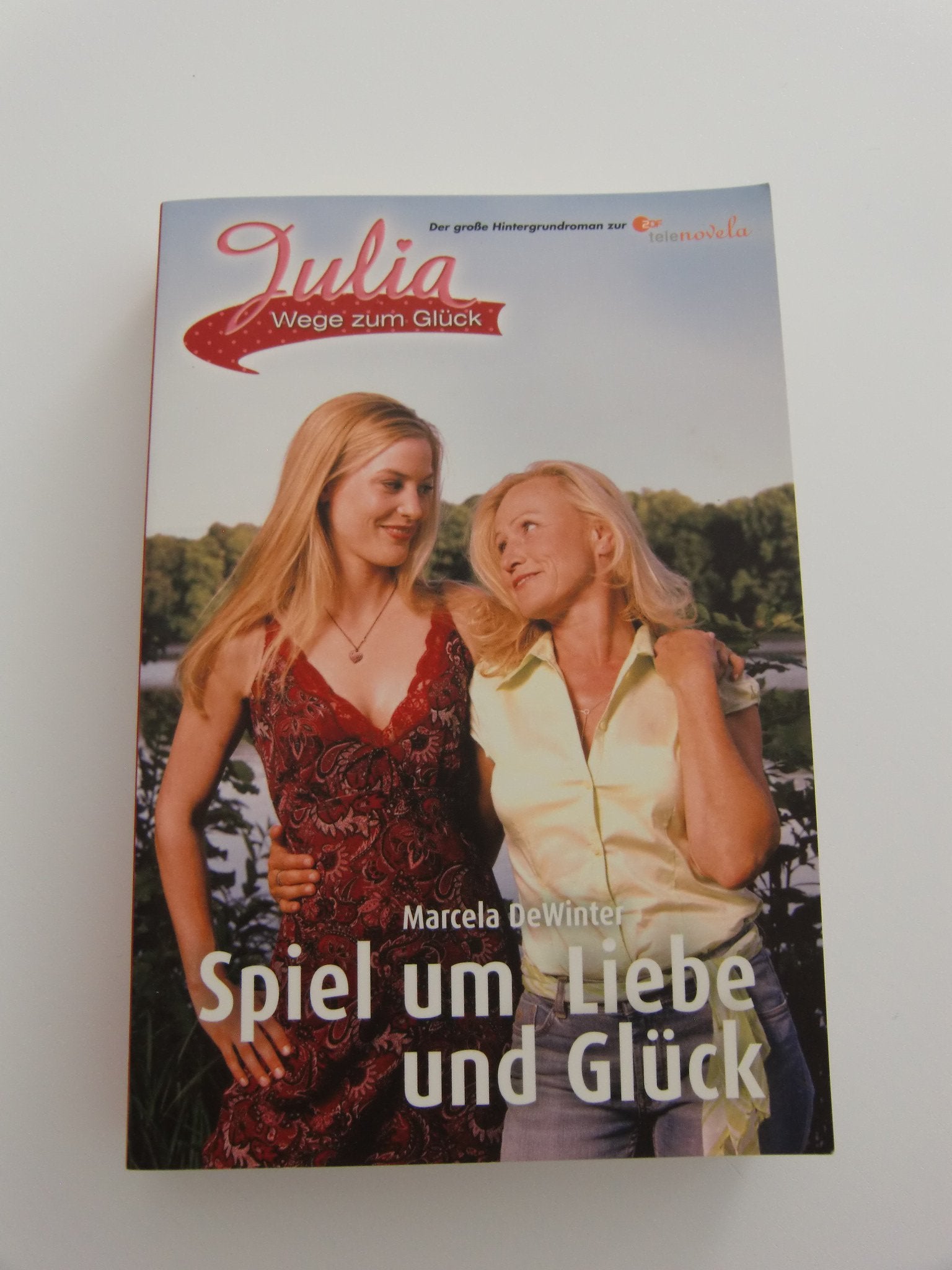 Julia - Wege zum Glück / Spiel um Liebe und Glück Contemporary literature