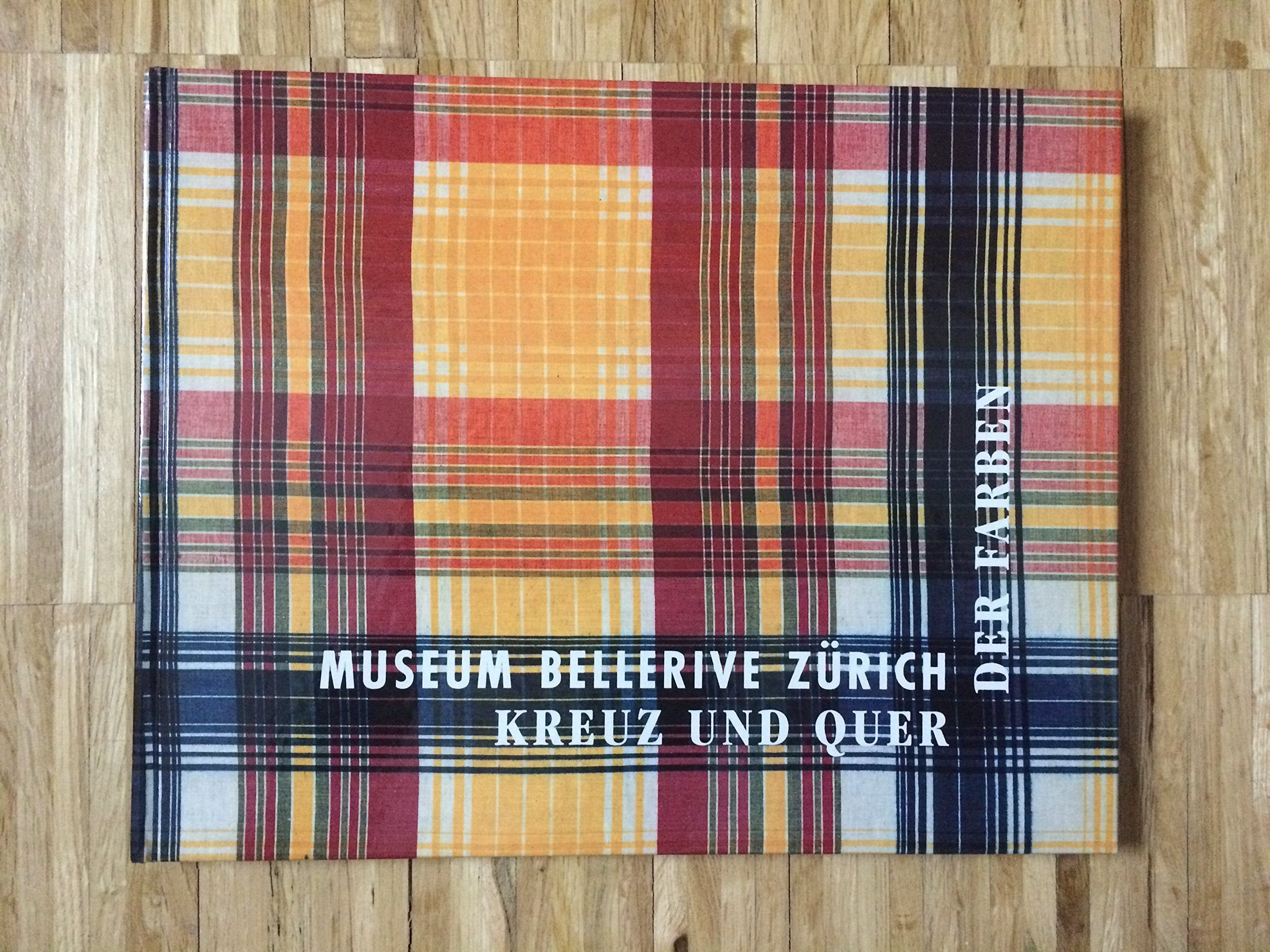 Kreuz und Quer der Farben: Karo- und Streifenstoffe der Schweiz für Afrika, Indonesien und die Türkei Books