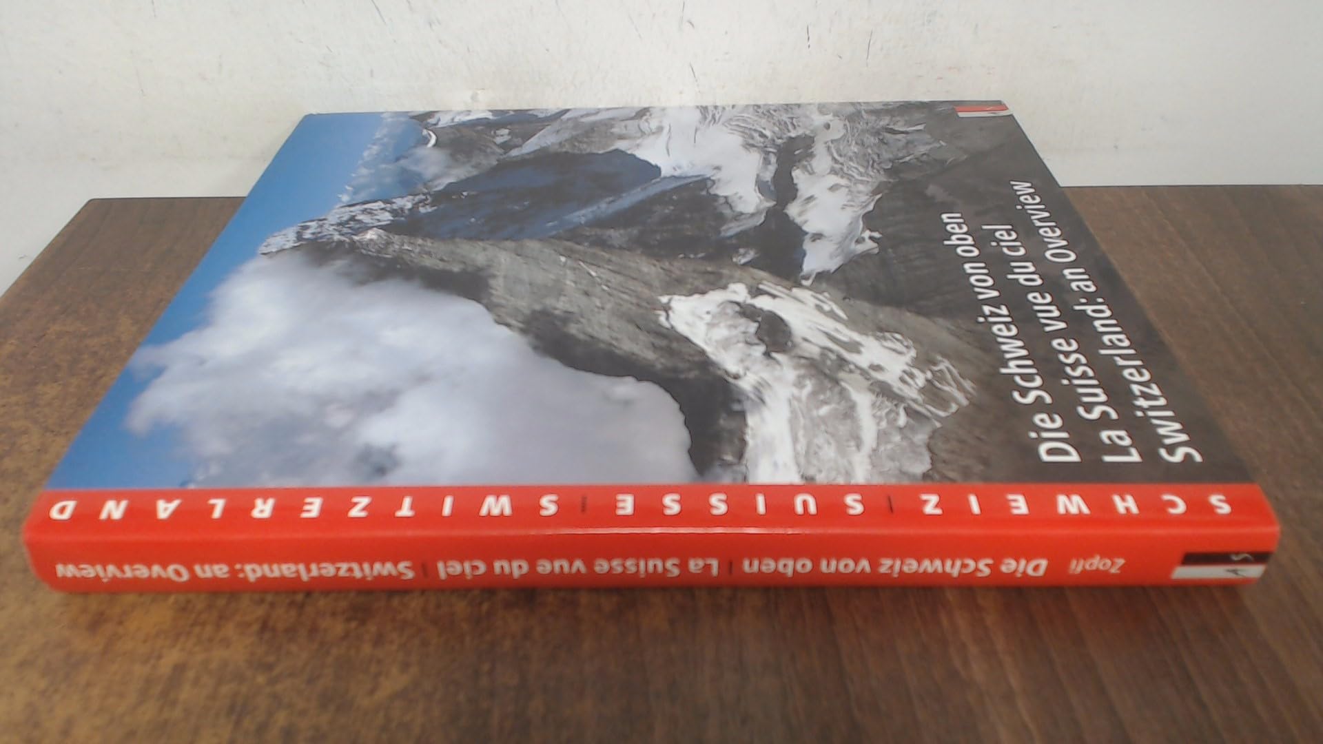 Die Schweiz von oben: La Suisse vue du ciel. Switzerland: an Overview: Dtsch.-Französ.-Engl. Leisure, Home & Garden