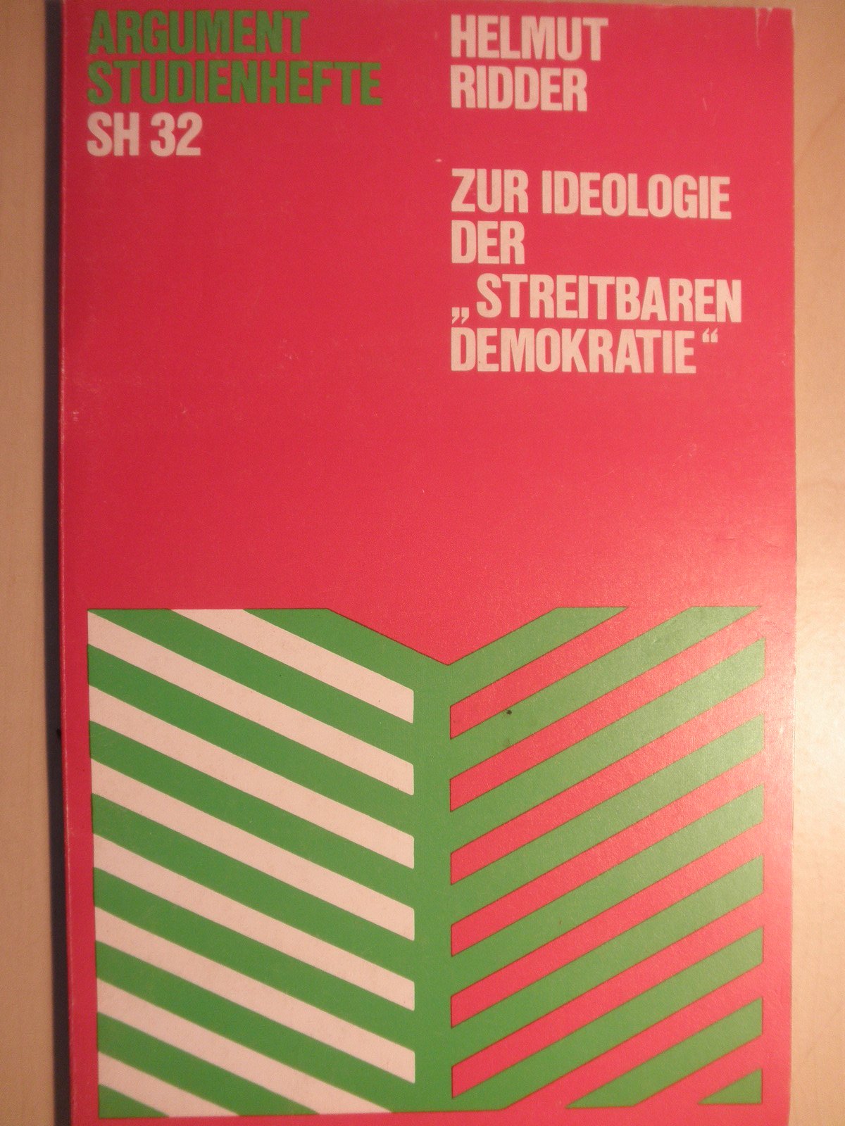 Zur Ideologie der "streitbaren Demokratie": 32 book