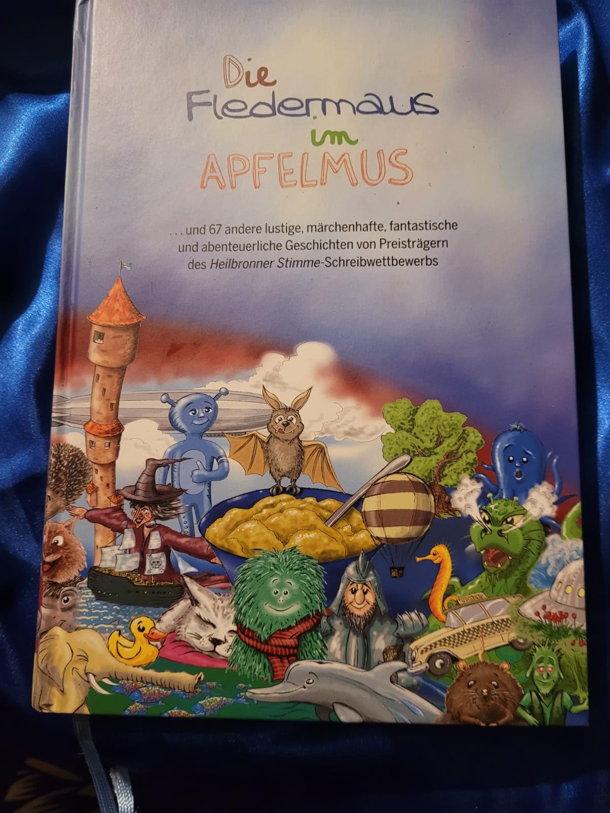 Die Fledermaus im Apfelmus: ...und 67 andere lustige, märchenhafte, fantastische und abenteuerliche Geschichten von Preisträgern des Heilbronner Stimme-Schreibwettbewerbs Novels & Short Stories