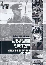 "Es geschah an der Mauer. Katalog zur Ausstellung derArbeitsgemeinschaft 13. August e.V. ""Die Mauer - Vom 13. August bis zu ihrem Fall"" im Mauermuseum ... Charlie Dt./Engl./Franz./Ital./Span." Politics & History