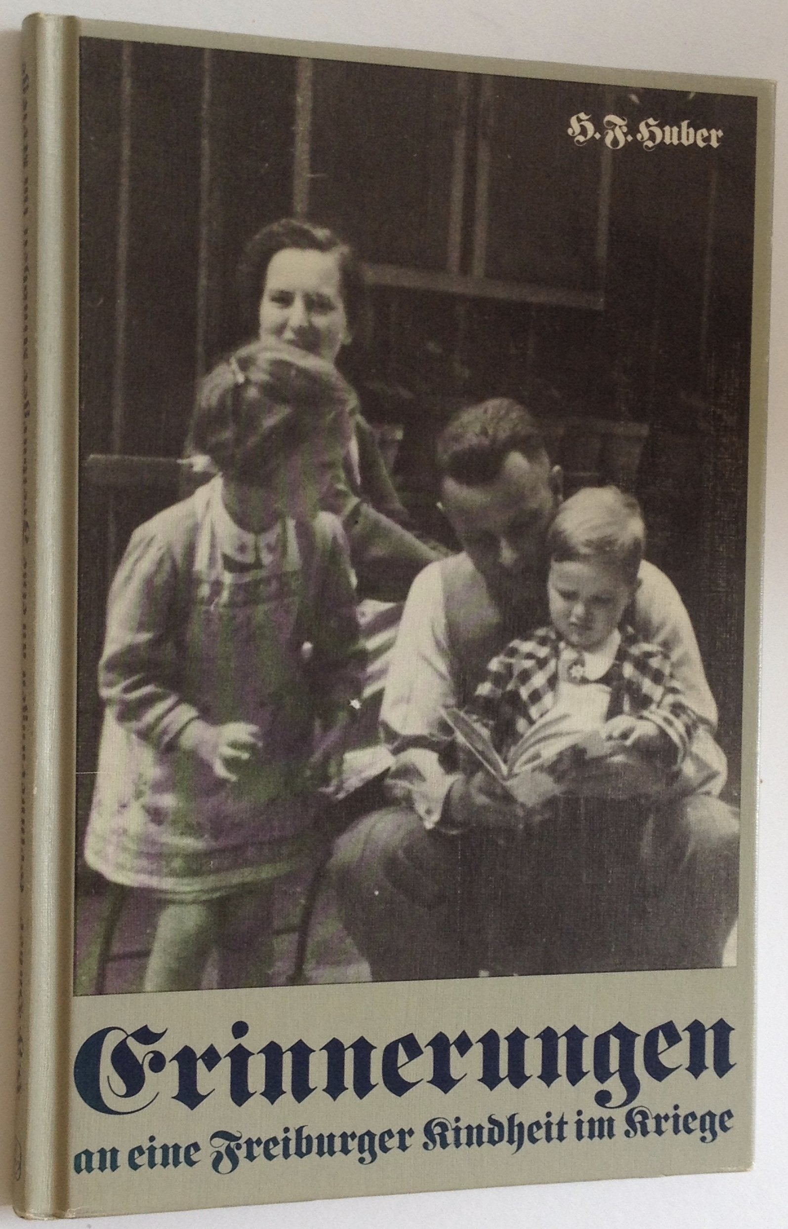 Erinnerungen an eine Freiburger Kindheit im Kriege. Die erste Zeit. Mit Abbildungen. Geleitwort von Helmut Bender.Für meine Eltern im Gedenken an die Bombennacht vom 27.11.1944 und die schwer vernarbten Wunden meiner Heimatstadt Freiburg. Books