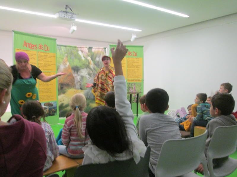 Anders als Du: mobiles Theater für Kinder bis 10 Jahre um ein Flüchtlingskind, das Unterkunft im Zwergenhaus sucht Film, Art & Culture