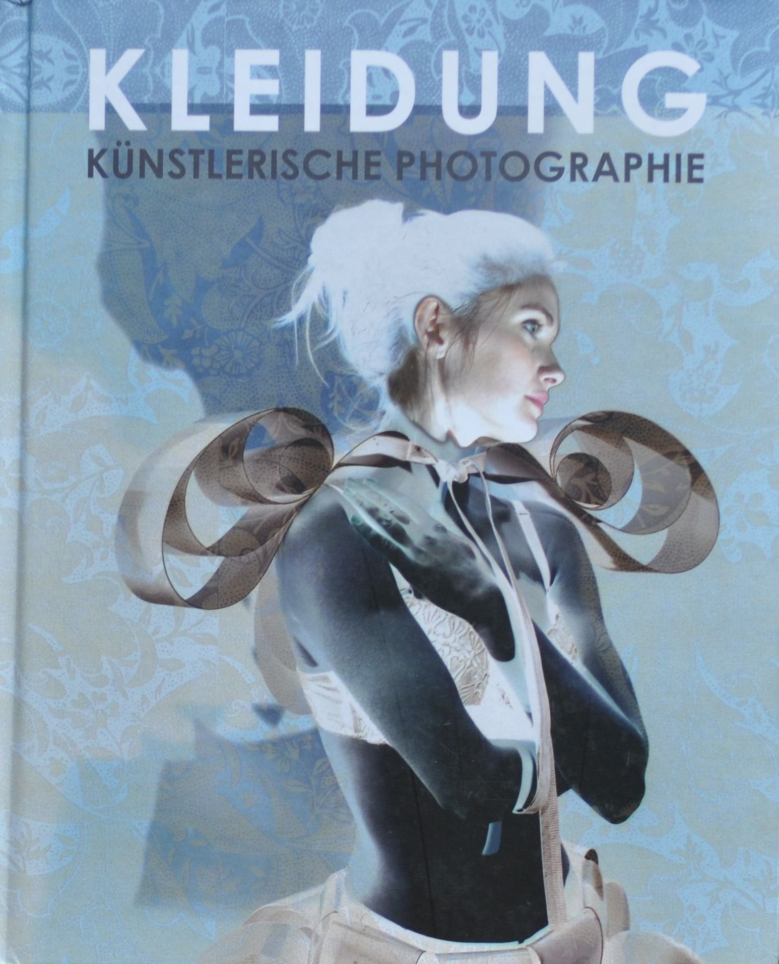 Kleidung - Am Körper getragene Gesinnung: Künstlerische Photographie (Carmen Oberst Art Lexikon) Film, Art & Culture