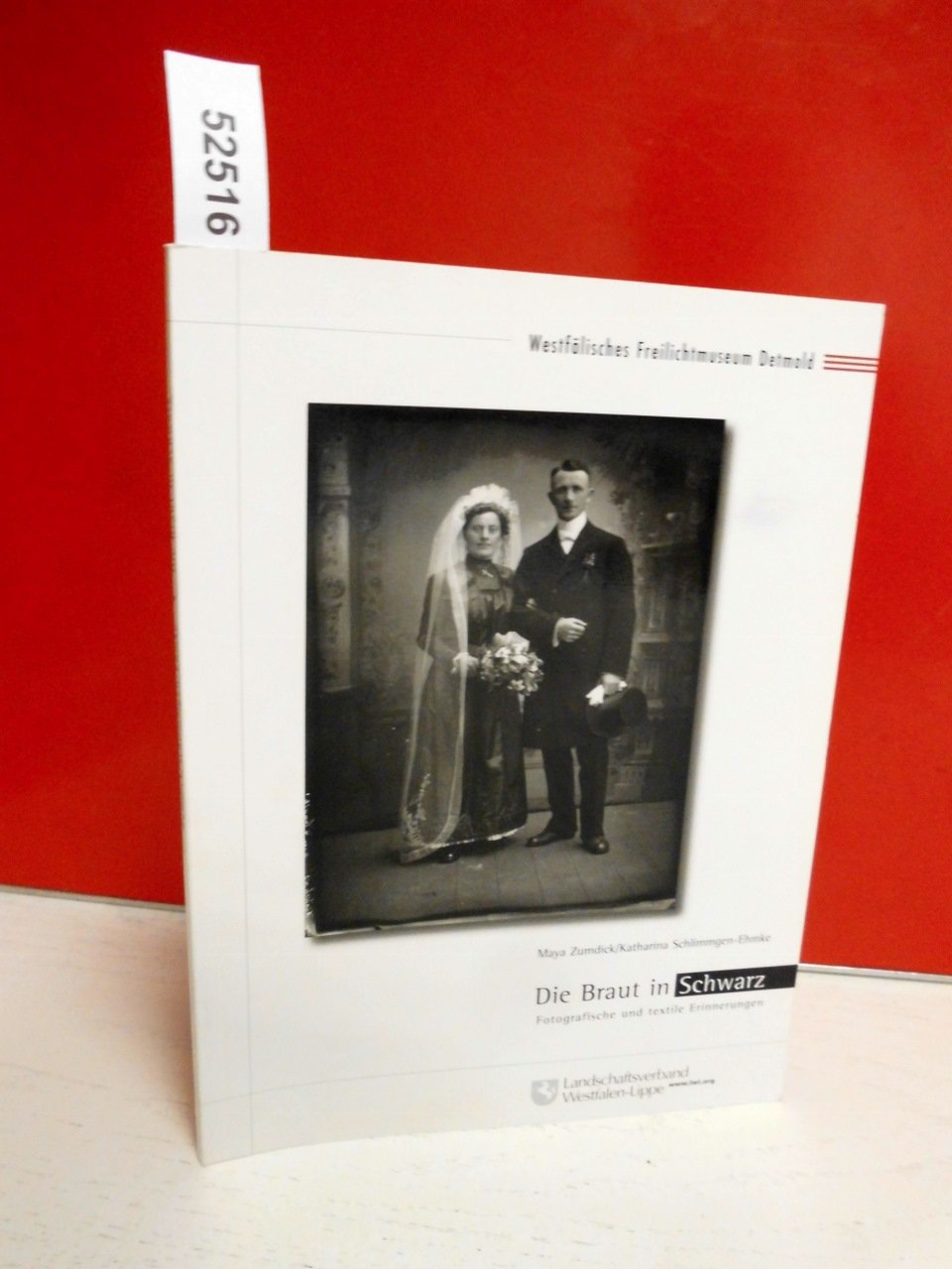 Die Braut in Schwarz: Fotografische und textile Erinnerungen (Materialien des LWL - Freilichtmuseums Detmold , Westfälisches Landesmuseum für Volkskunde) Law
