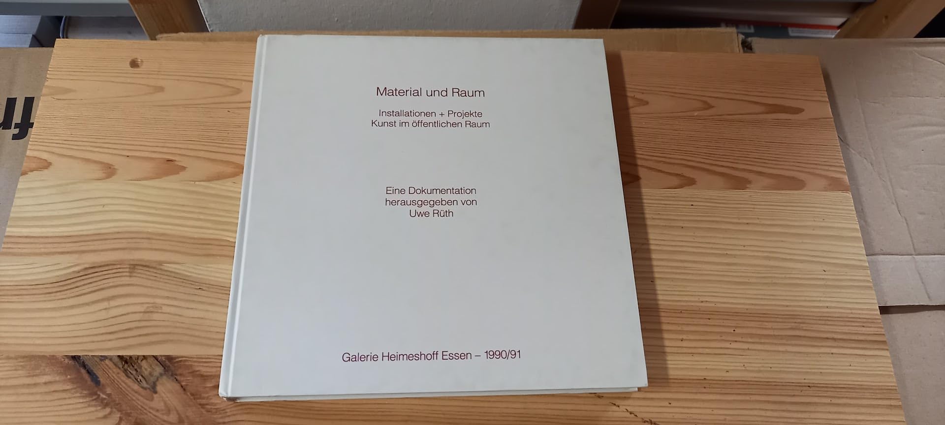 Material und Raum. Installationen + Projekte. Kunst im öffentlichen Raum. Eine Dokumentation. Erste Auflage Books