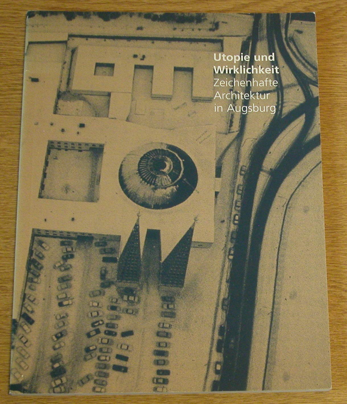 Utopie und Wirklichkeit: Zeichenhafte Architektur in Augsburg Books