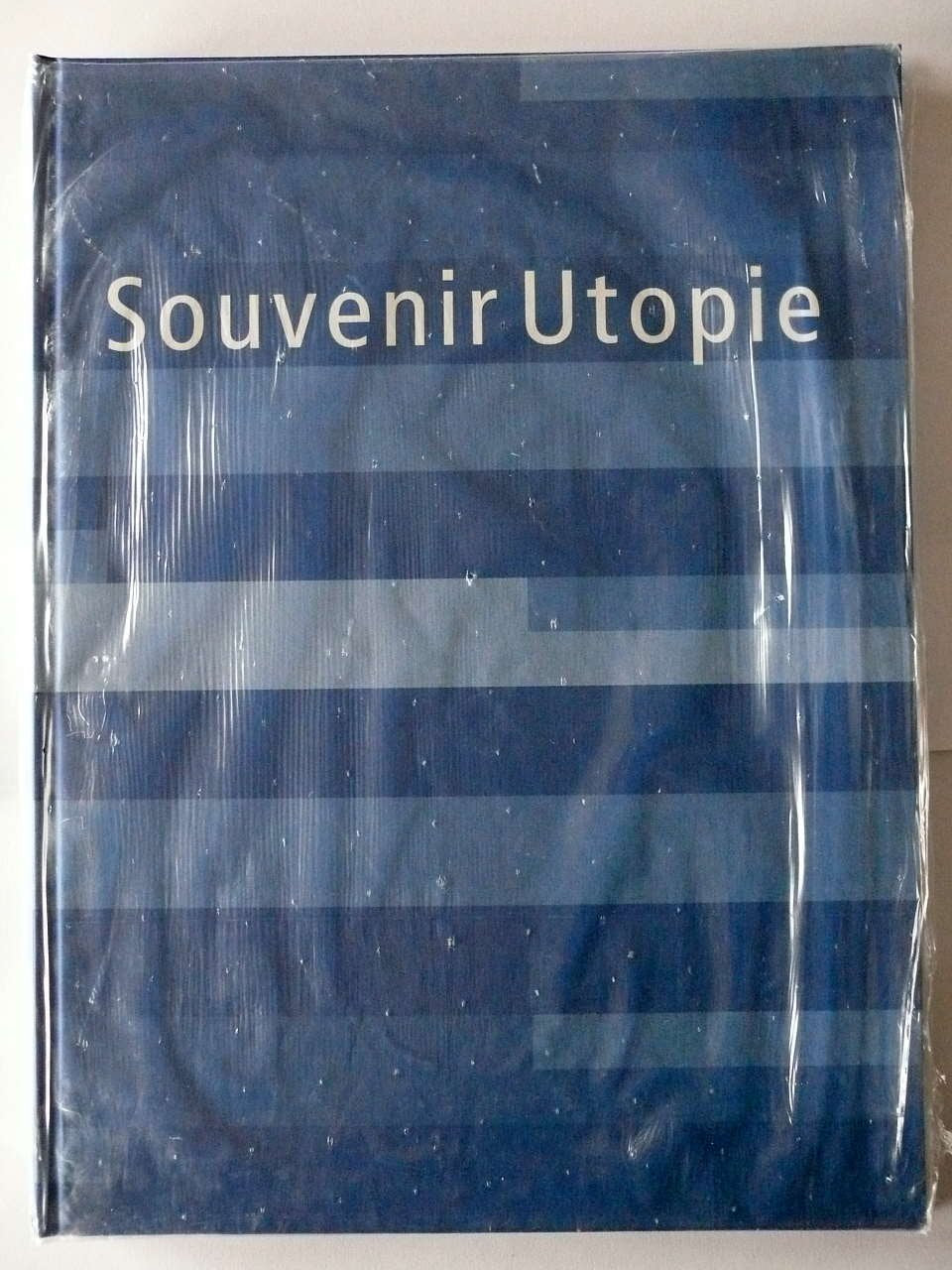 Souvenir Utopie - Architektur in der zeitgenössischen französischen Kunst. 19. September - 28. November 1999 Stadthaus Ulm. Katalog zur Ausstellung. Mit zahlreichen Abbildungen. Feiner OPp (Hardcover), Quart. Sauberes frisches Exemplar, ungelesen. - 88... Books