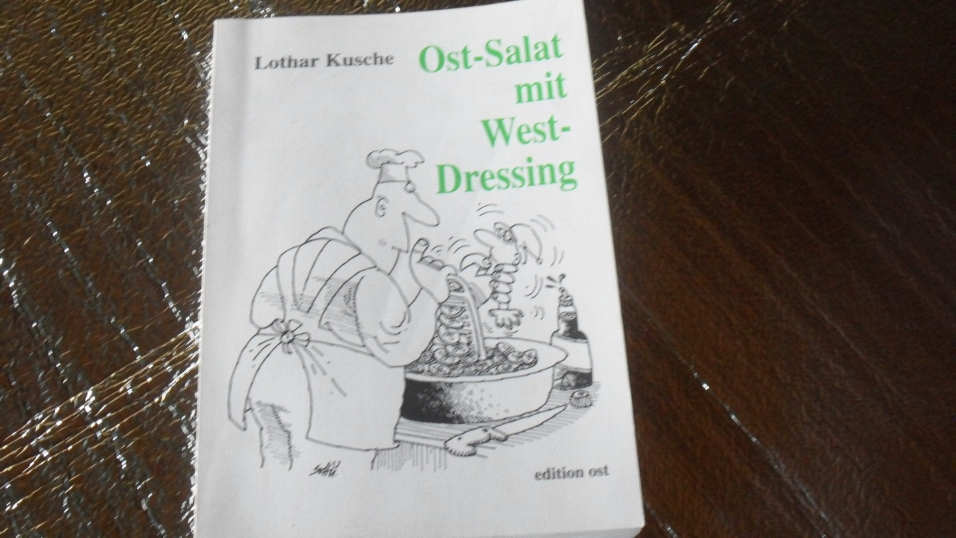 Ost-Salat mit West-Dressing: Unernste Vordergründe mit Hintergedanken. Feuilletons (Bunte Reihe) Books