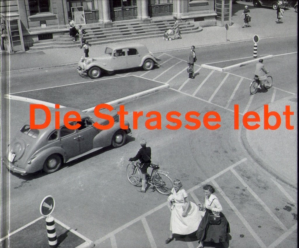 Die Strasse lebt: Fotografien 1938-1970. Aus d. Archiv d. Beratungsstelle f. Unfallverhütung. Zus.gest. anlässlich d. Ausst. im Museum für Gestaltung Zürich Business, Finance & Career