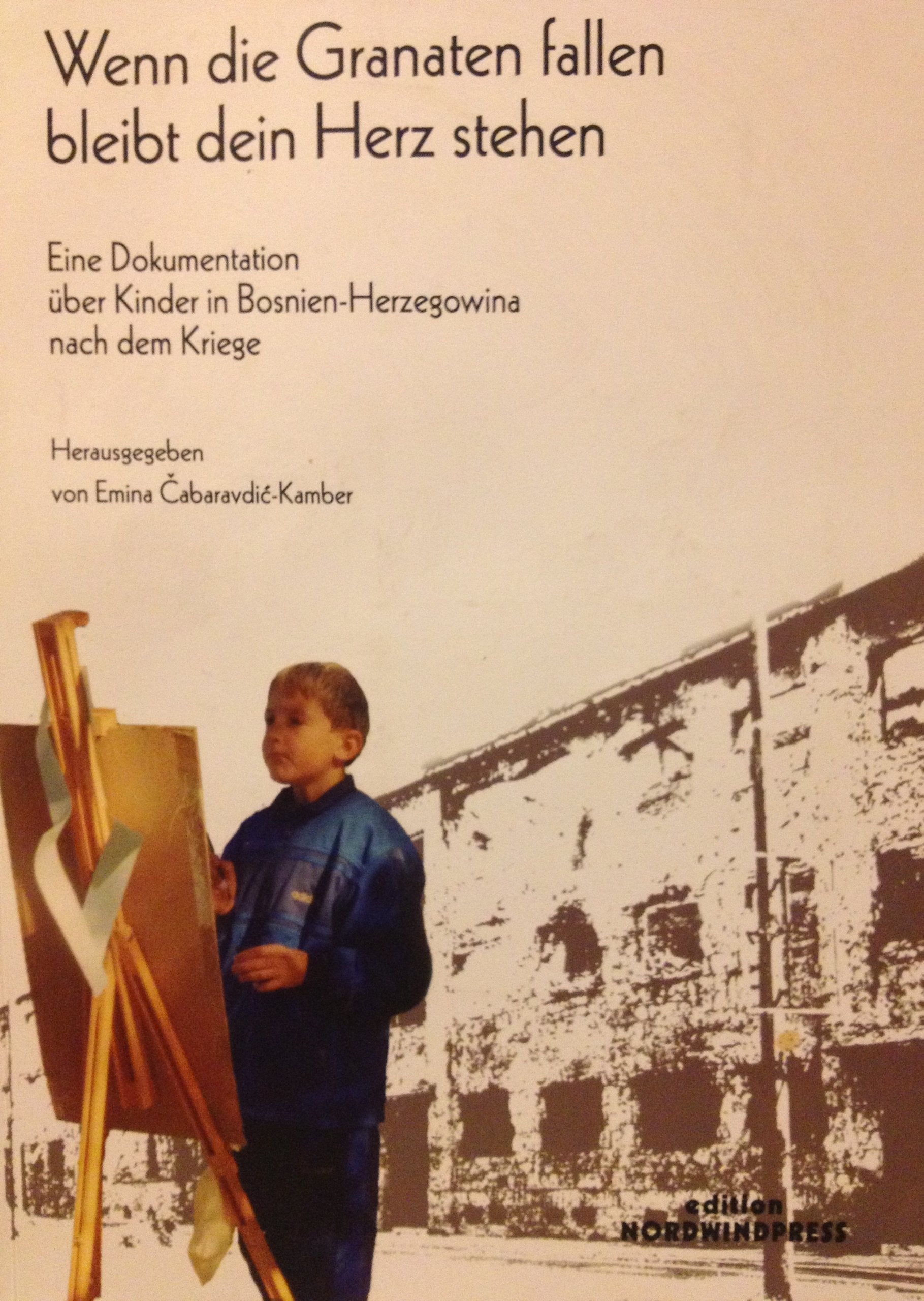 Wenn die Granaten fallen bleibt dein Herz stehen: Eine Dokumentation über Kinder in Bosnien-Herzegowina nach dem Kriege. Deutsch-Bosnisch Books