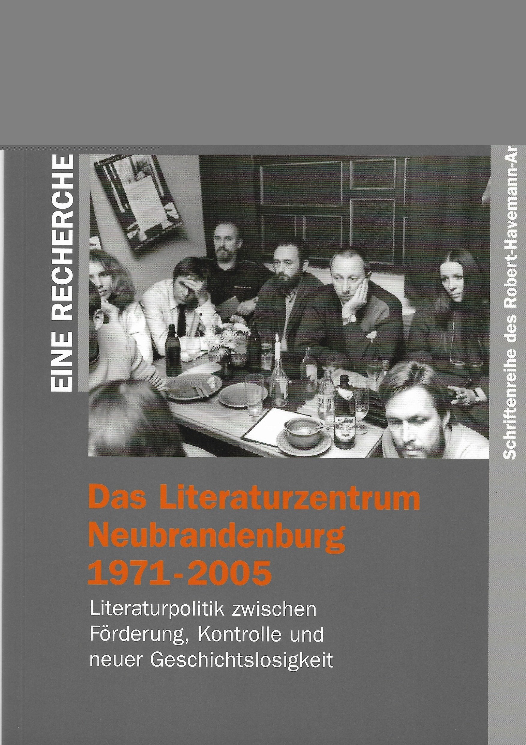 Das Literaturzentrum Neubrandenburg 1971-2005: Literaturpolitik zwischen Förderung, Kontrolle und neuer Geschichtslosigkeit (Schriftenreihe des Robert-Havemann-Archivs) - Baumann, Christiane book