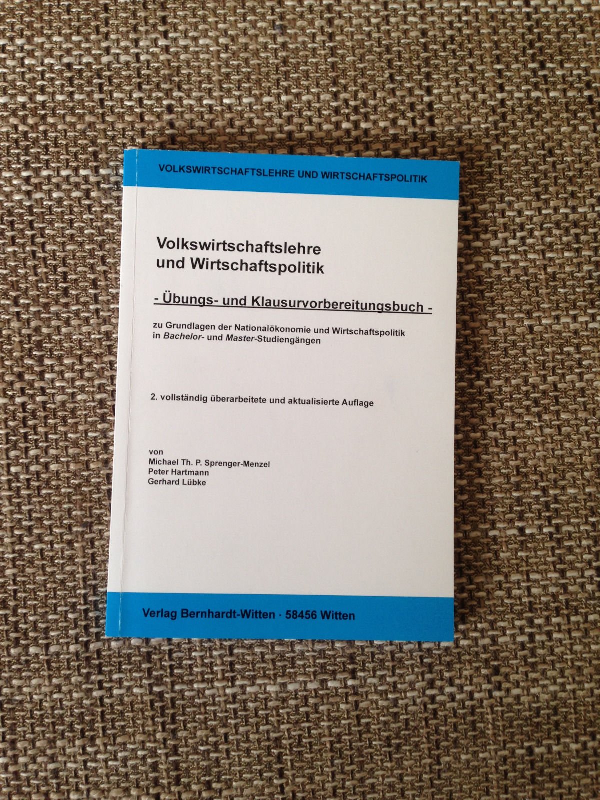 Volkswirtschaftslehre und Wirtschaftspolitik: Übu8ngs- und Klausurvorbereitungsbuch Law