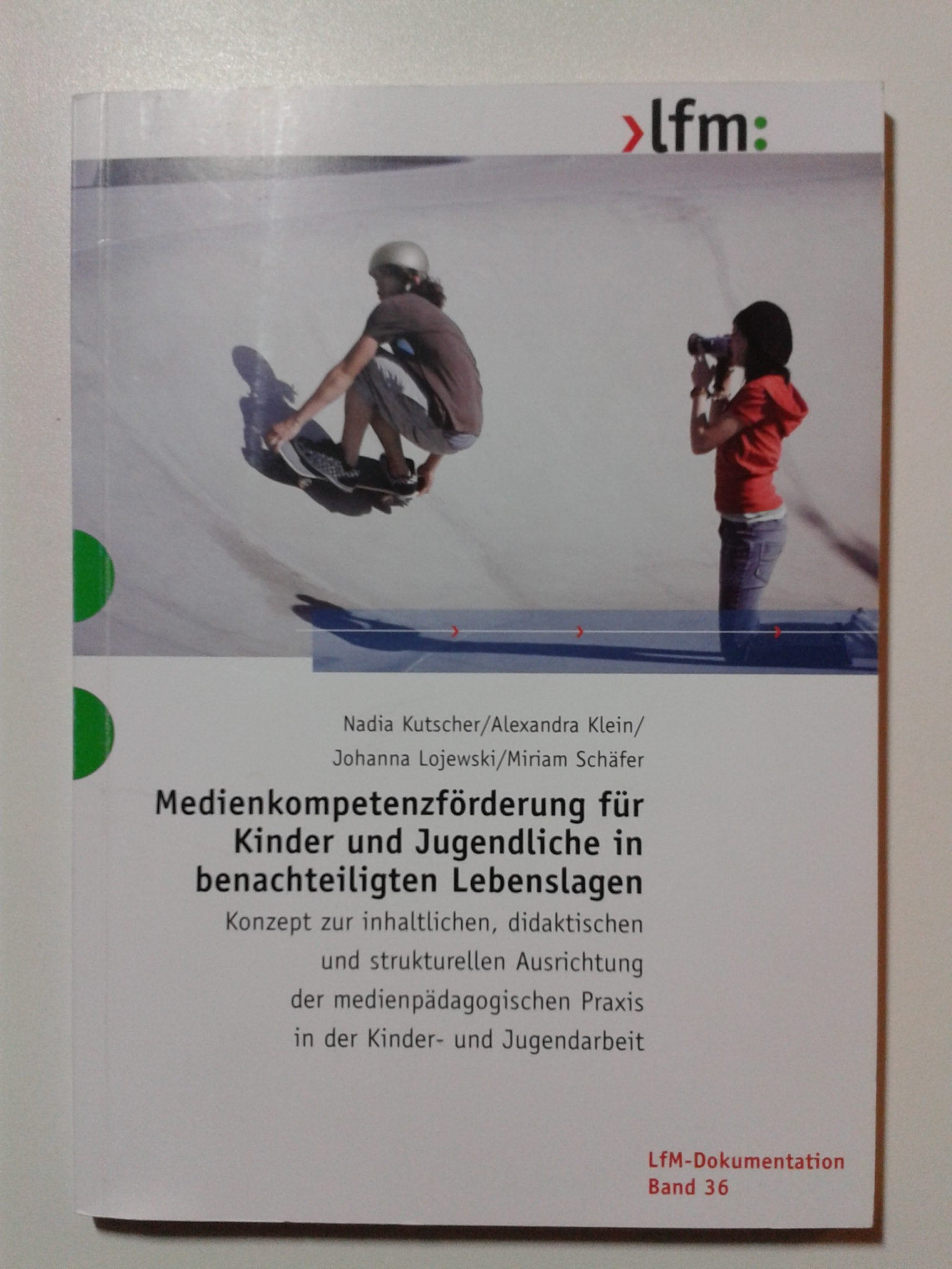 Medienkompetenzförderung für Kinder und Jugendliche in benachteiligten Lebenslagen: Konzept zur inhaltlichen, didaktischen und strukturellen ... Praxis in der Kinder- und Jugendarbeit. Law
