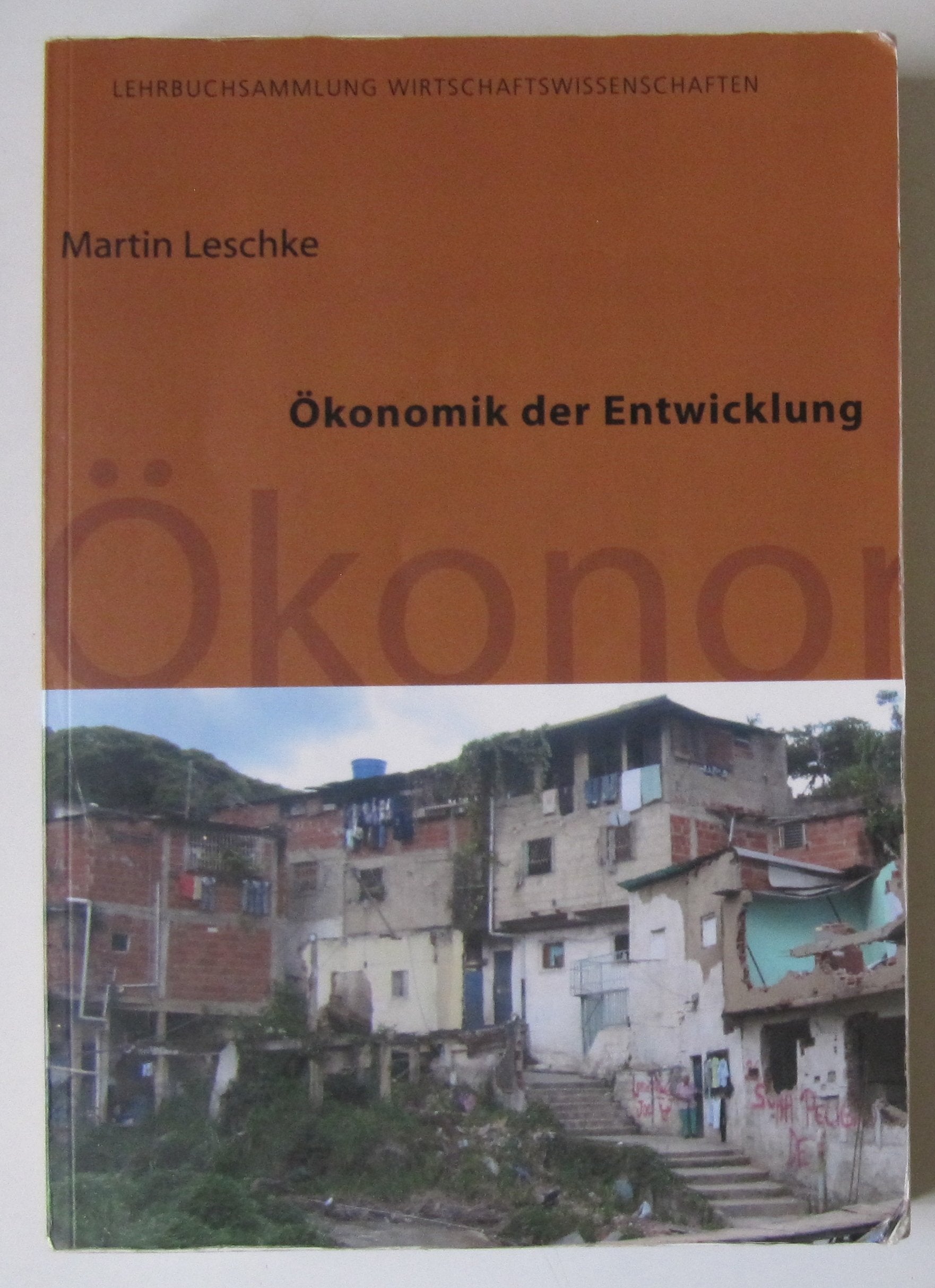 Ökonomik der Entwicklung: Eine Einführung aus institutionenökonomischer Sicht (Lehrbuchsammlung Wirtschaftswissenschaften) Law