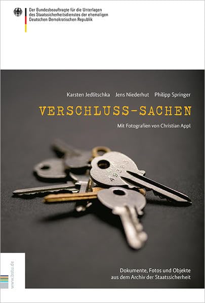 Verschluss-Sachen: Dokumente, Fotos und Objekte aus dem Archiv der Staatssicherheit Politics & History