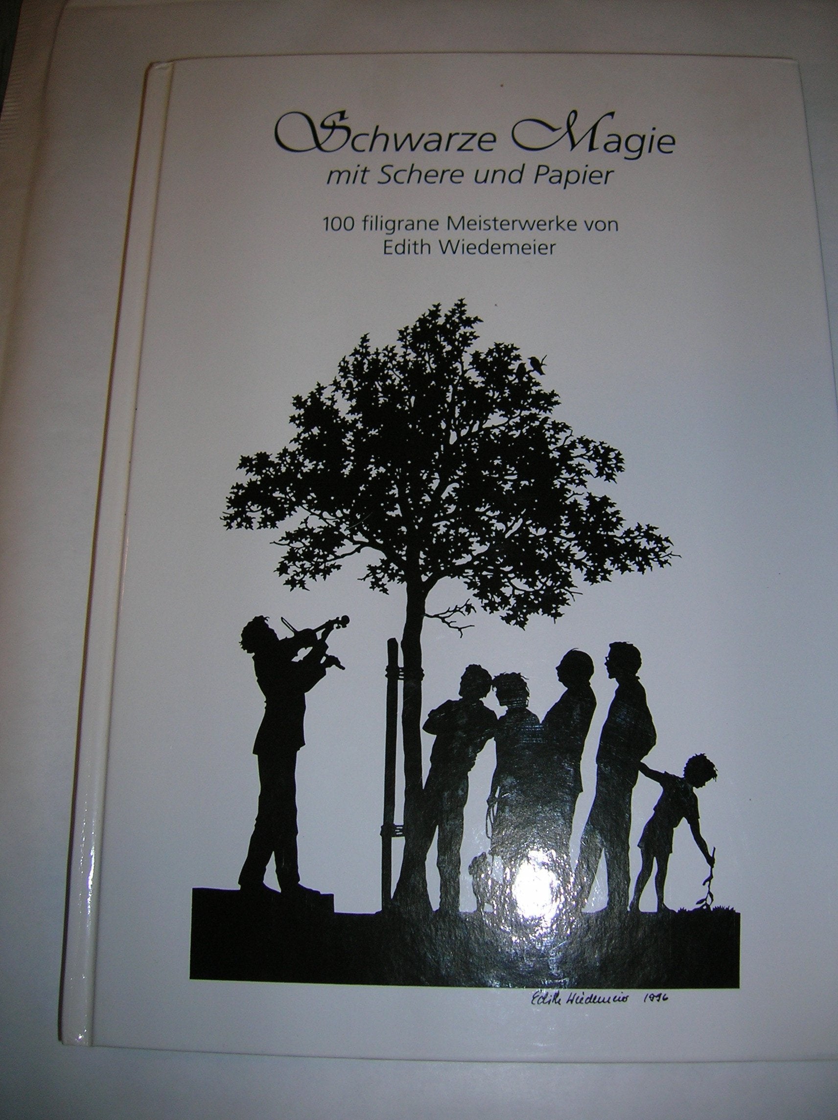 Schwarze Magie mit Schere und Papier. 100 filigrane Meisterwerke von Edith Wiedemeier Books