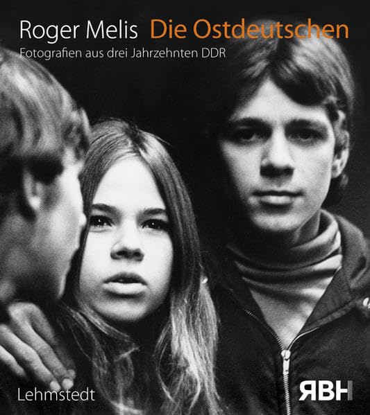 Die Ostdeutschen (Ausstellungskatalog): Die beiden Bildbände "Die Ostdeutschen" und "In einem stillen Land" von Roger Melis zusammen in einem Schuber. Photography