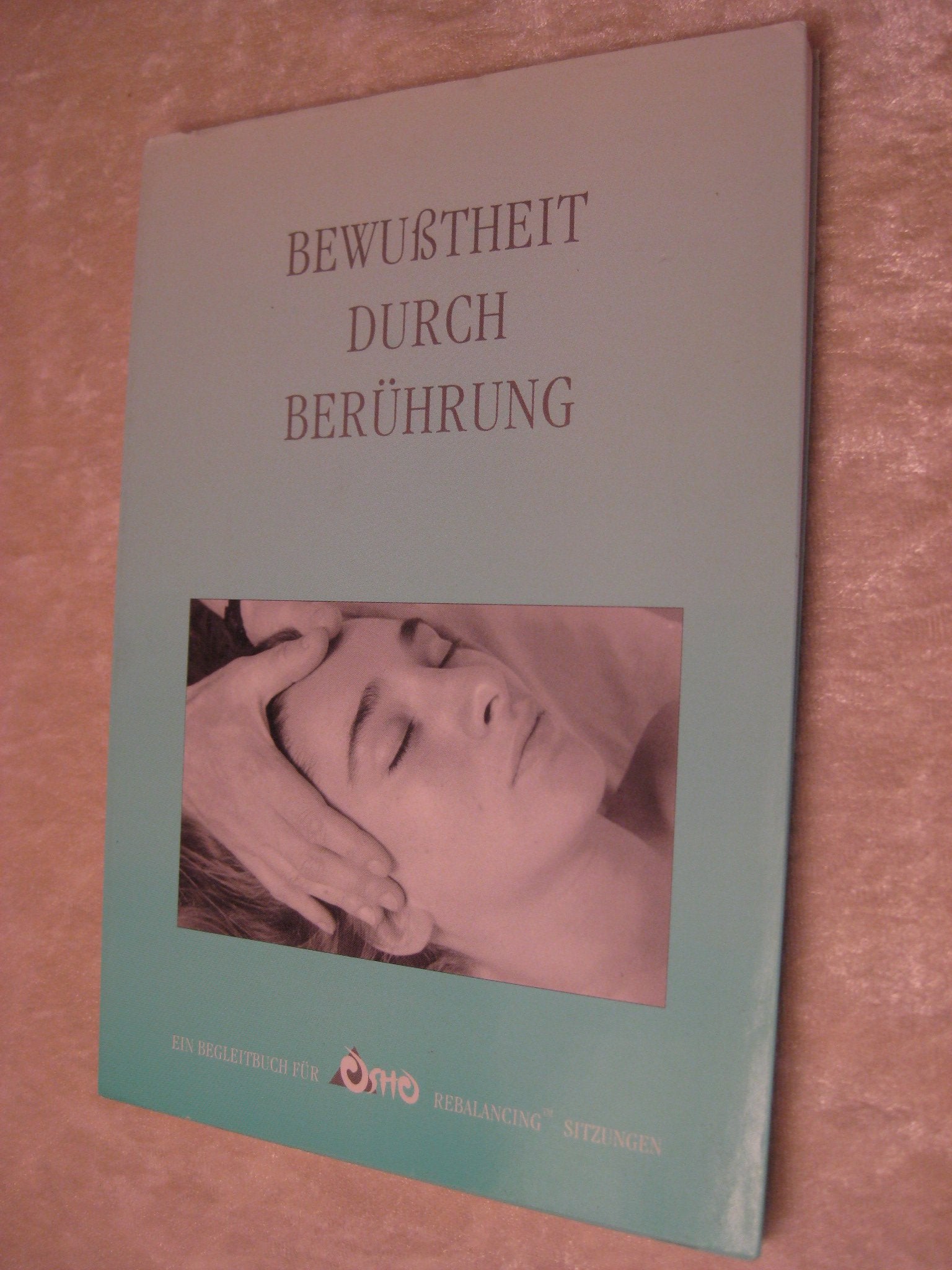 Bewusstheit durch Berührung. Ein Begleitbuch für Osho Rebalancing-Sitzungen book