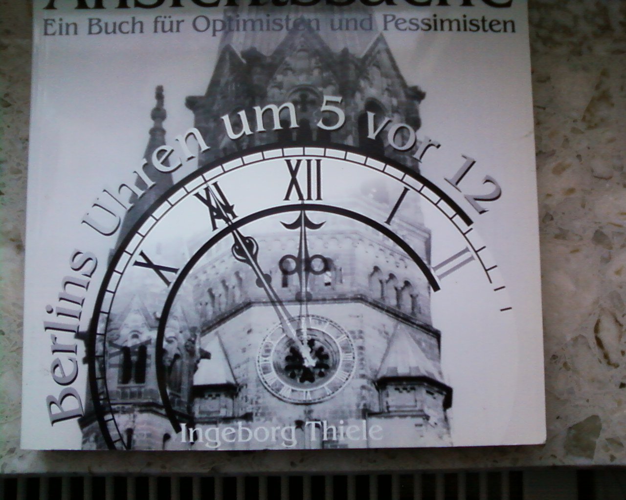 Ansichtssache - Das Buch für Optimisten und Pessimisten: Berlins Uhren um 5 vor 12, mit Sprichworten und Zitaten zur Zeit - das andere Berlin-Buch Film, Art & Culture