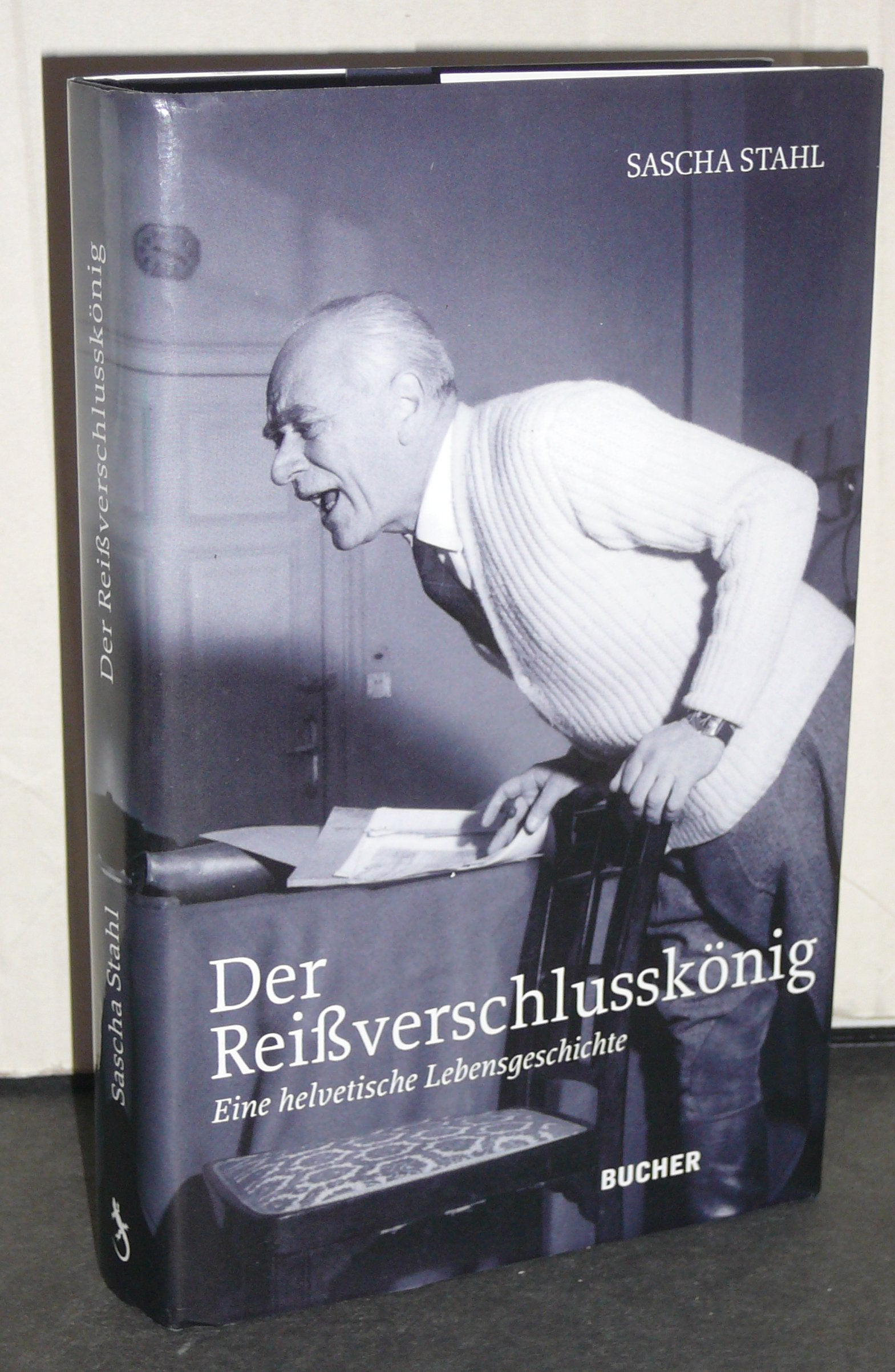 Der Reißverschlusskönig. Eine helvetische Lebensgeschichte Historical Fiction