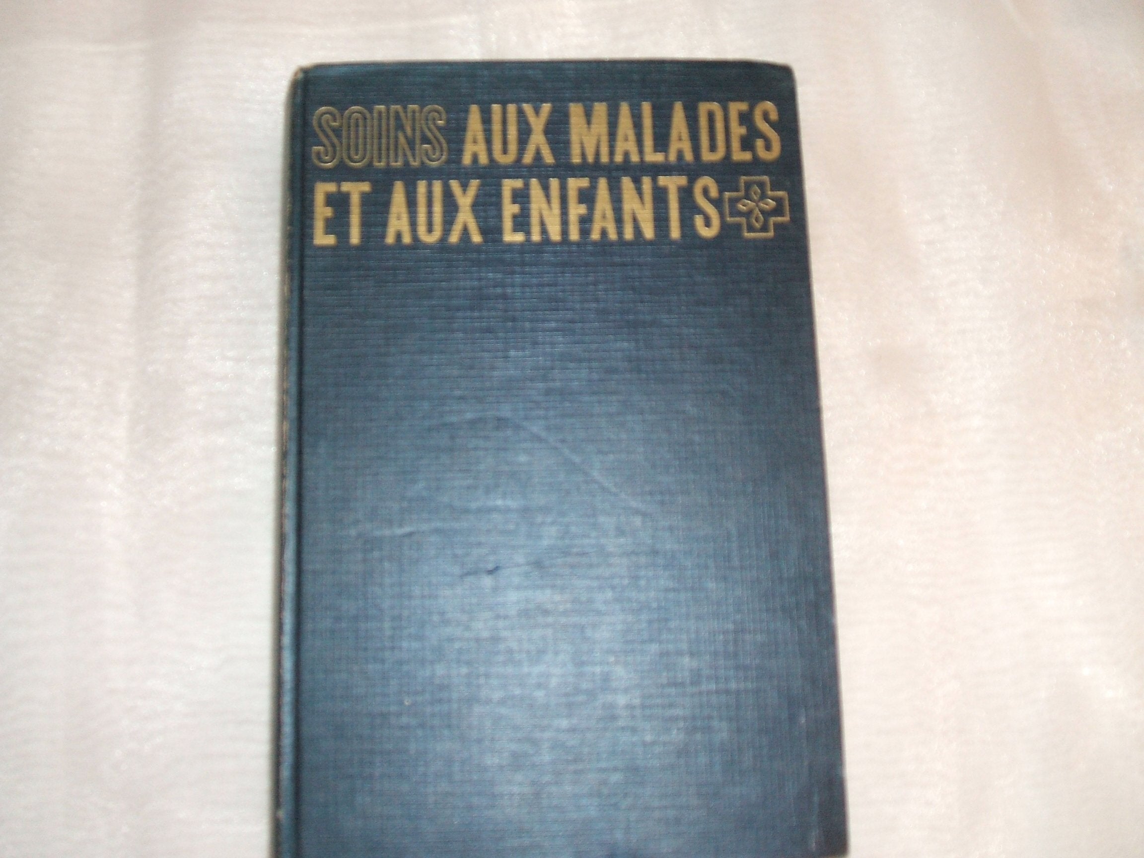SOINS AUX MALADES ET AUX ENFANTS//PAR LES FILLES DE LA CHARITE//ECOLE REGIONAL D'INFIRMIERES HOSPITALIERES CENTRE HOSPITALIER UNIVERSITAIRE DE RENNES//EDITION ENTIEREMENT REFONDUE EN 1964//PREFACE DE MONSIEUR LE PROFESSEUR LAMACHE DOYEN DE LA FACULTE D... book