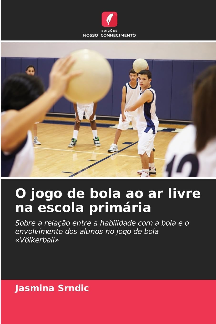 O jogo de bola ao ar livre na escola primária Leisure & Fun