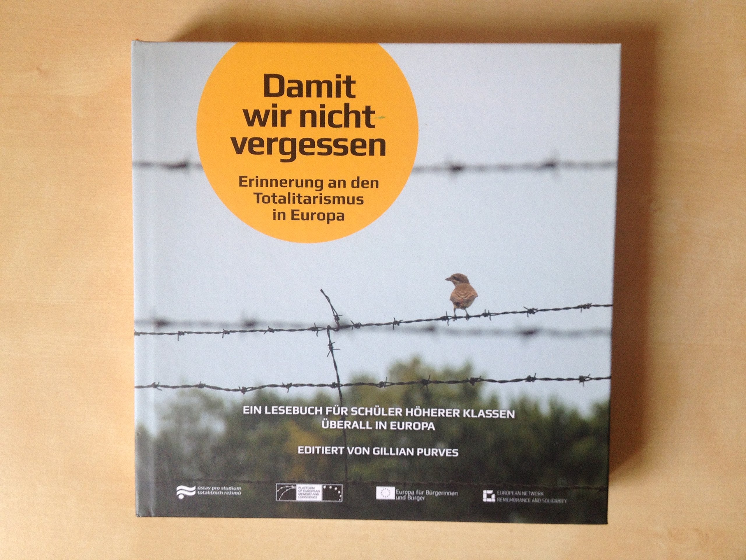 Damit wir nicht vergessen - Erinnerung an den Totalitarismus in Europa,Ein Lesebuch für Schüler höherer Klassen überall in Europa Books