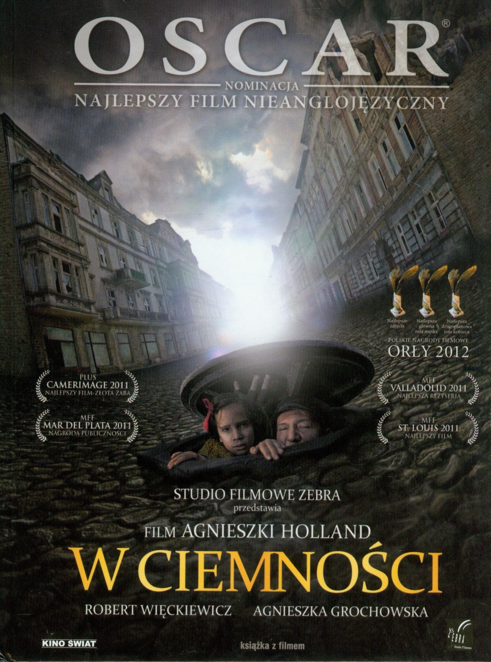 W ciemności z płytą DVD Books