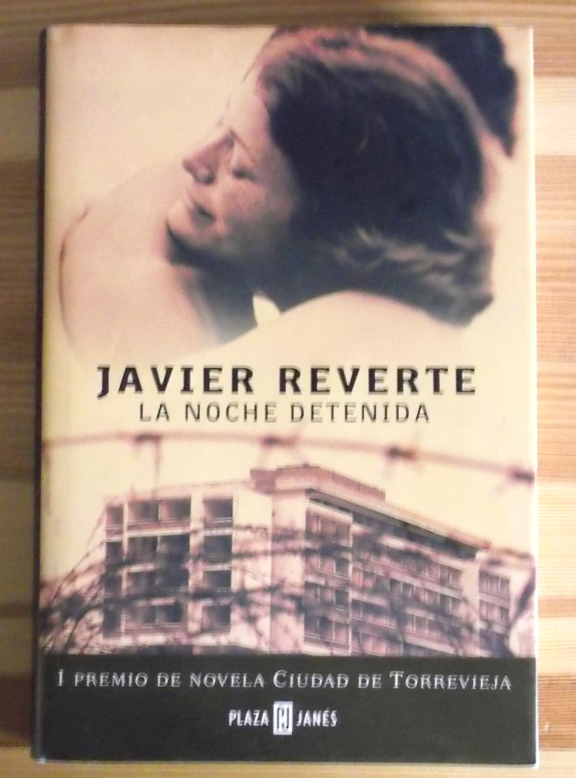 La noche detenida(I premio novela ciudad Torrevieja) book