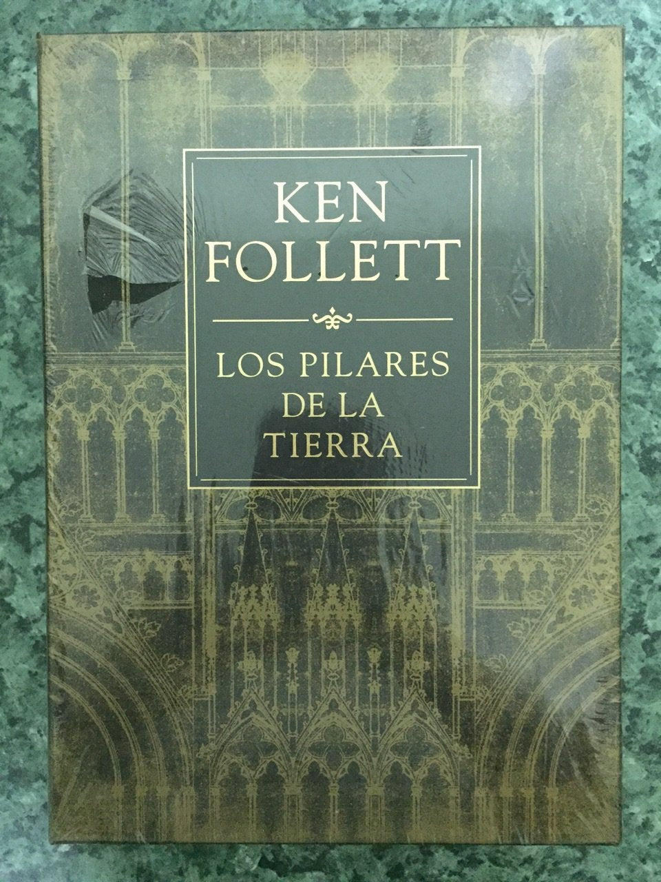Los pilares de la tierra (Estuche) book