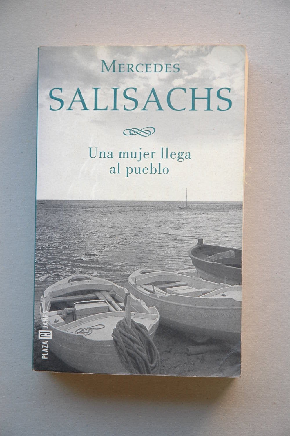 Una mujer llega al pueblo (bolsillo) book