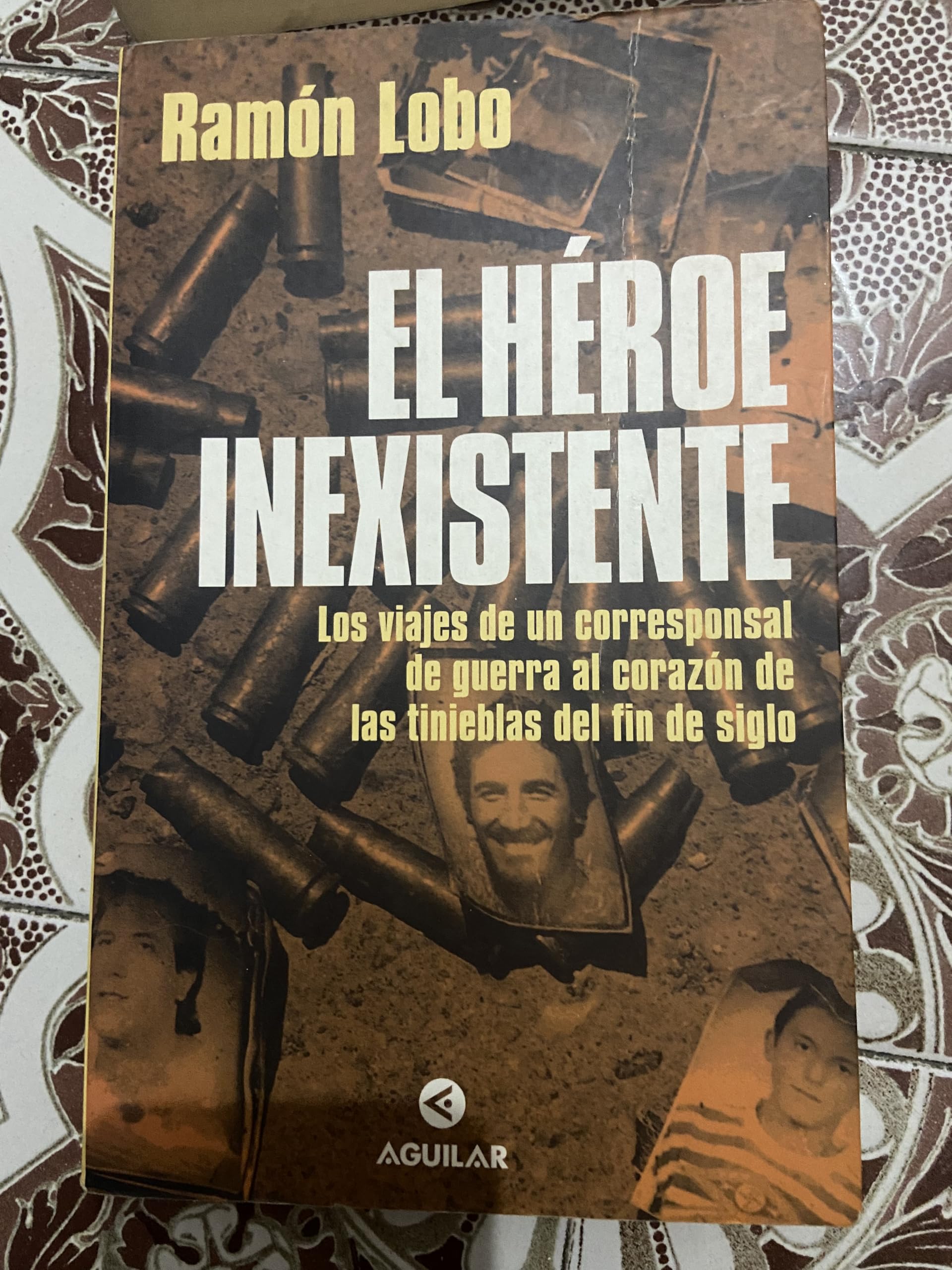 El héroe inexistente: los viajes de un corresponsal de guerra al corazón de las tinieblas del fin de siglo Books