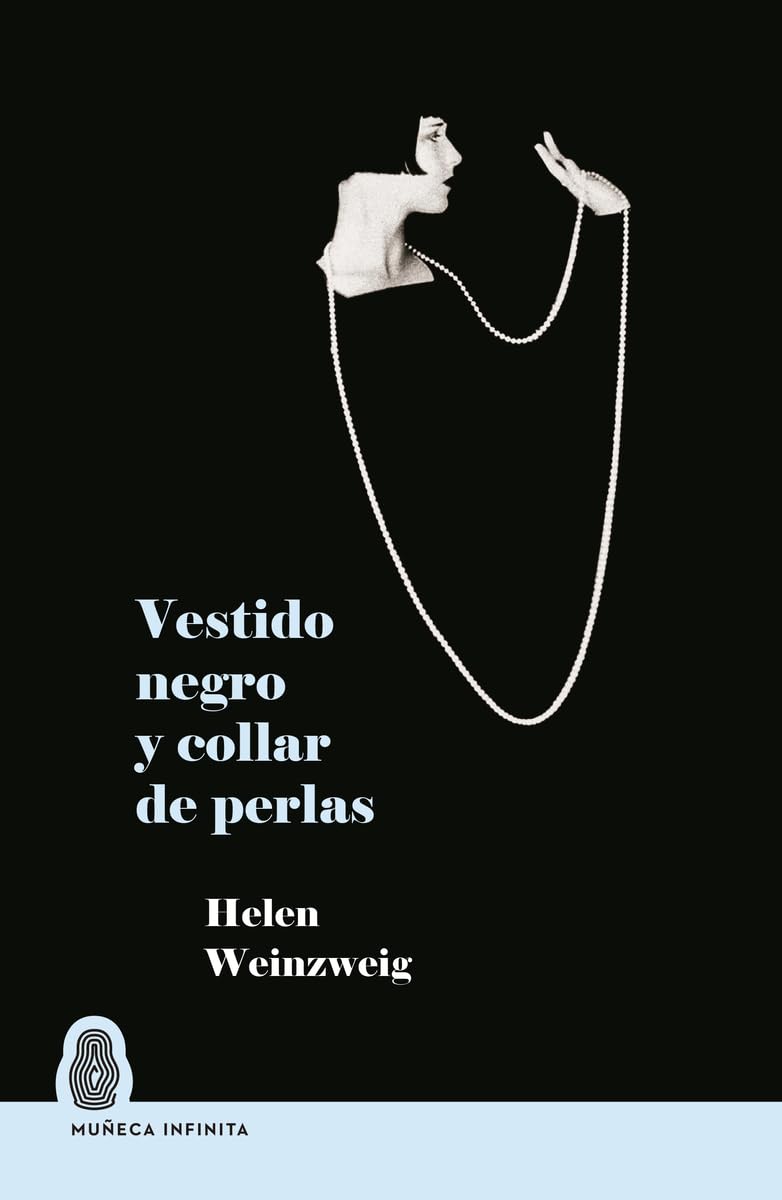 Vestido negro y collar de perlas International